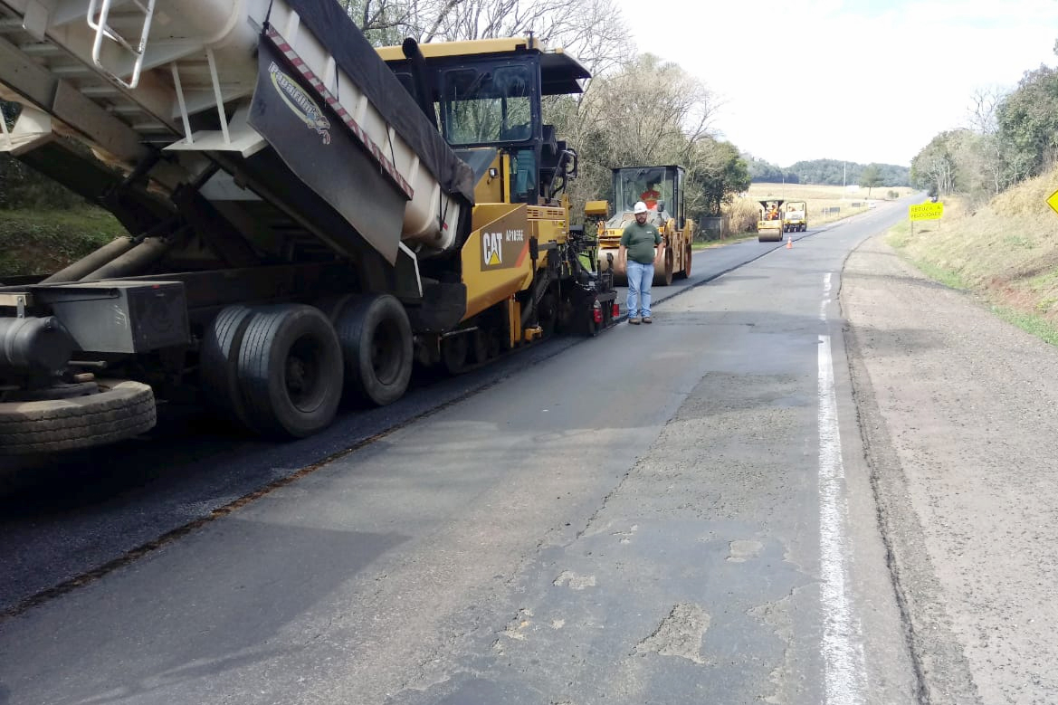 O Departamento de Estradas de Rodagem (DER-PR) finalizou na sexta-feira os trabalhos de recuperação de um trecho de 63 quilômetros da PR-280, entre Palmas e o acesso à BR-153, no município de General Carneiro, no Sul do Estado. A rodovia recebeu investimentos de R$ 882 mil de recursos próprios do GovernFoto:DER