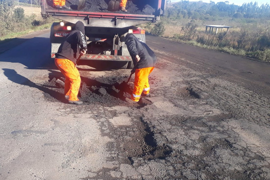 O Departamento de Estradas de Rodagem (DER-PR) finalizou na sexta-feira os trabalhos de recuperação de um trecho de 63 quilômetros da PR-280, entre Palmas e o acesso à BR-153, no município de General Carneiro, no Sul do Estado. A rodovia recebeu investimentos de R$ 882 mil de recursos próprios do GovernFoto:DER