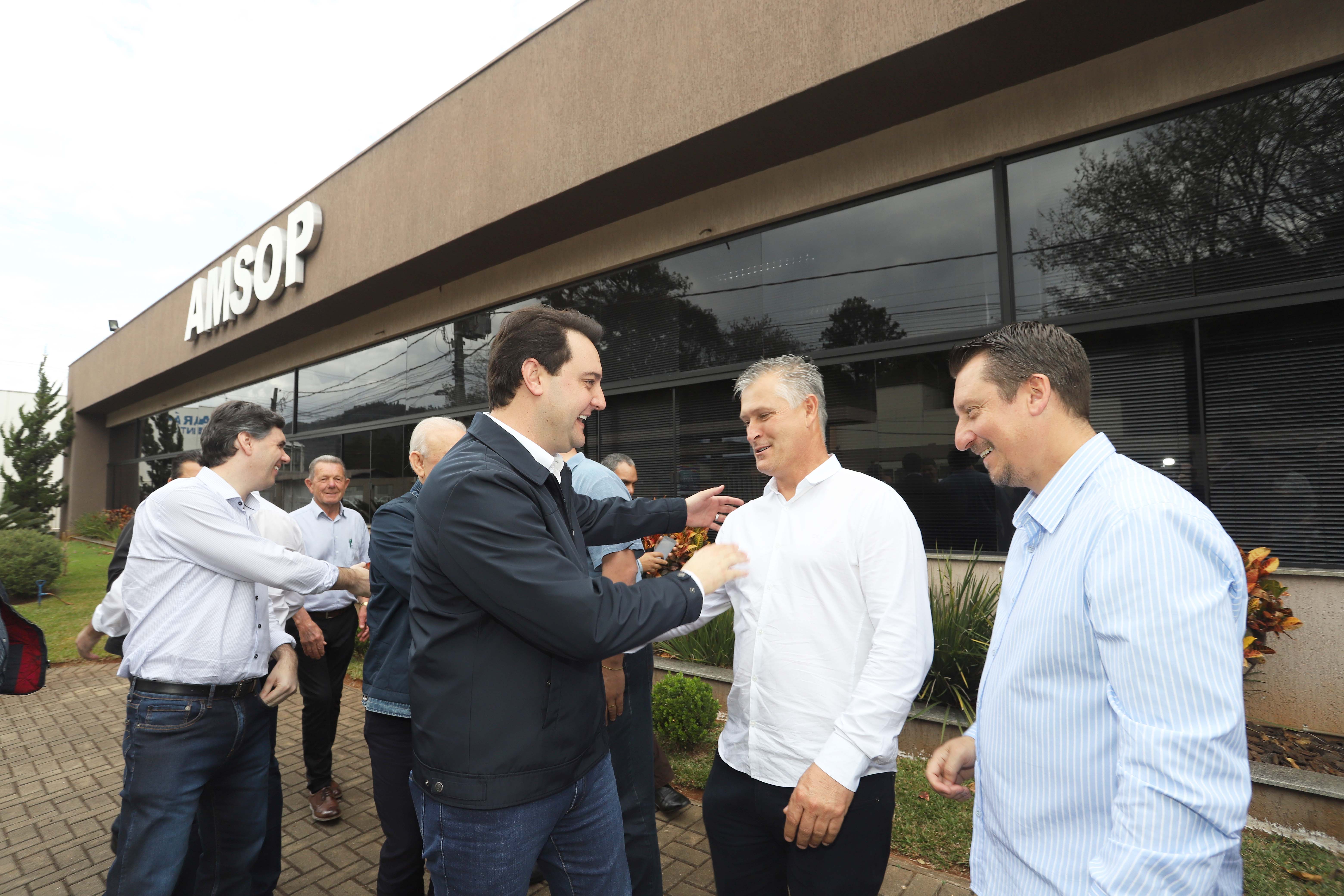 O governador Carlos Massa Ratinho Junior reúne-se com prefeitos na sede da Associação dos Municípios do Sudoeste do Paraná (Amsop), em Francisco Beltrão e assina autorização para licitações de obras para a infraestrutura urbana