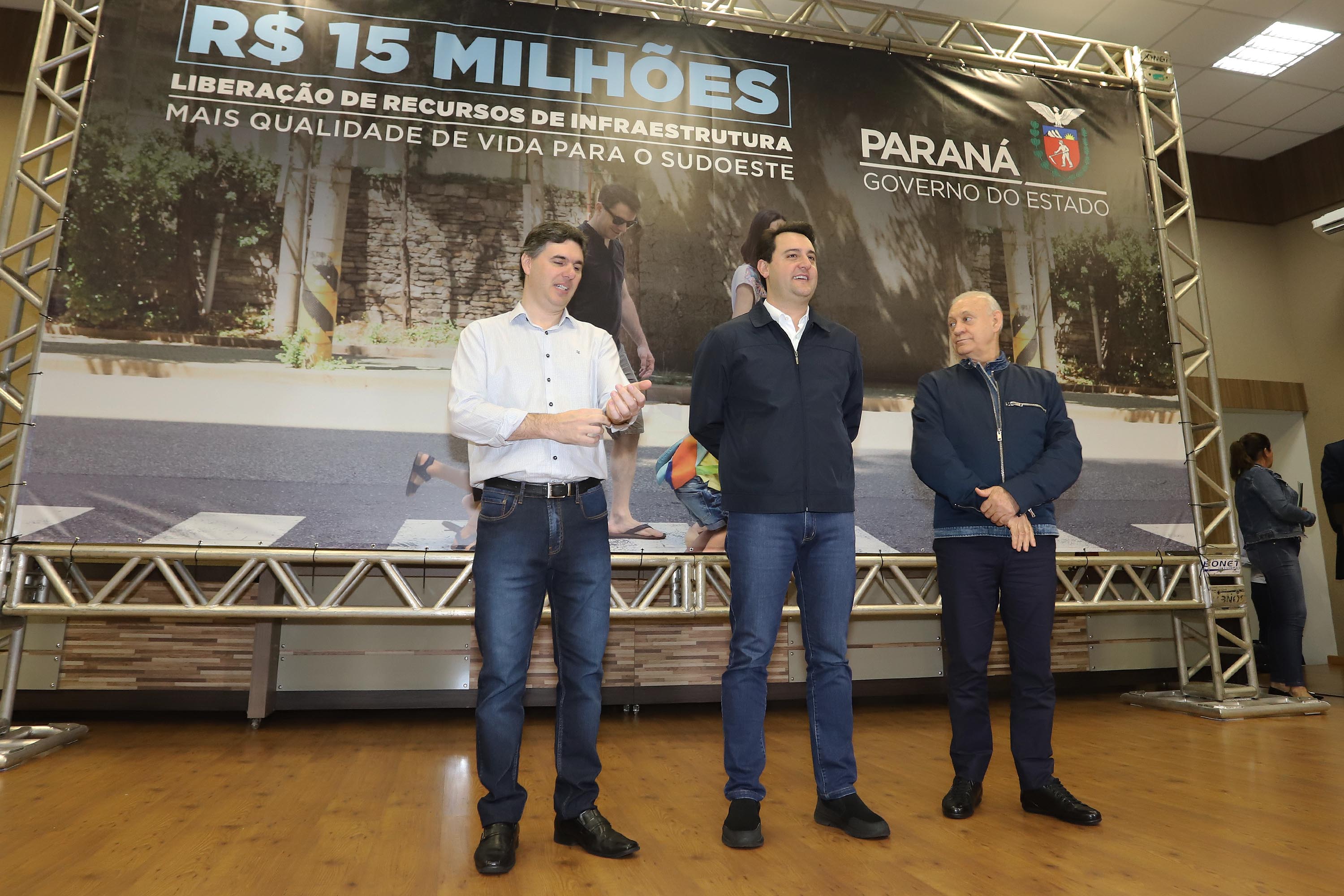 O governador Carlos Massa Ratinho Junior reúne-se com prefeitos na sede da Associação dos Municípios do Sudoeste do Paraná (Amsop), em Francisco Beltrão e assina autorização para licitações de obras para a infraestrutura urbana