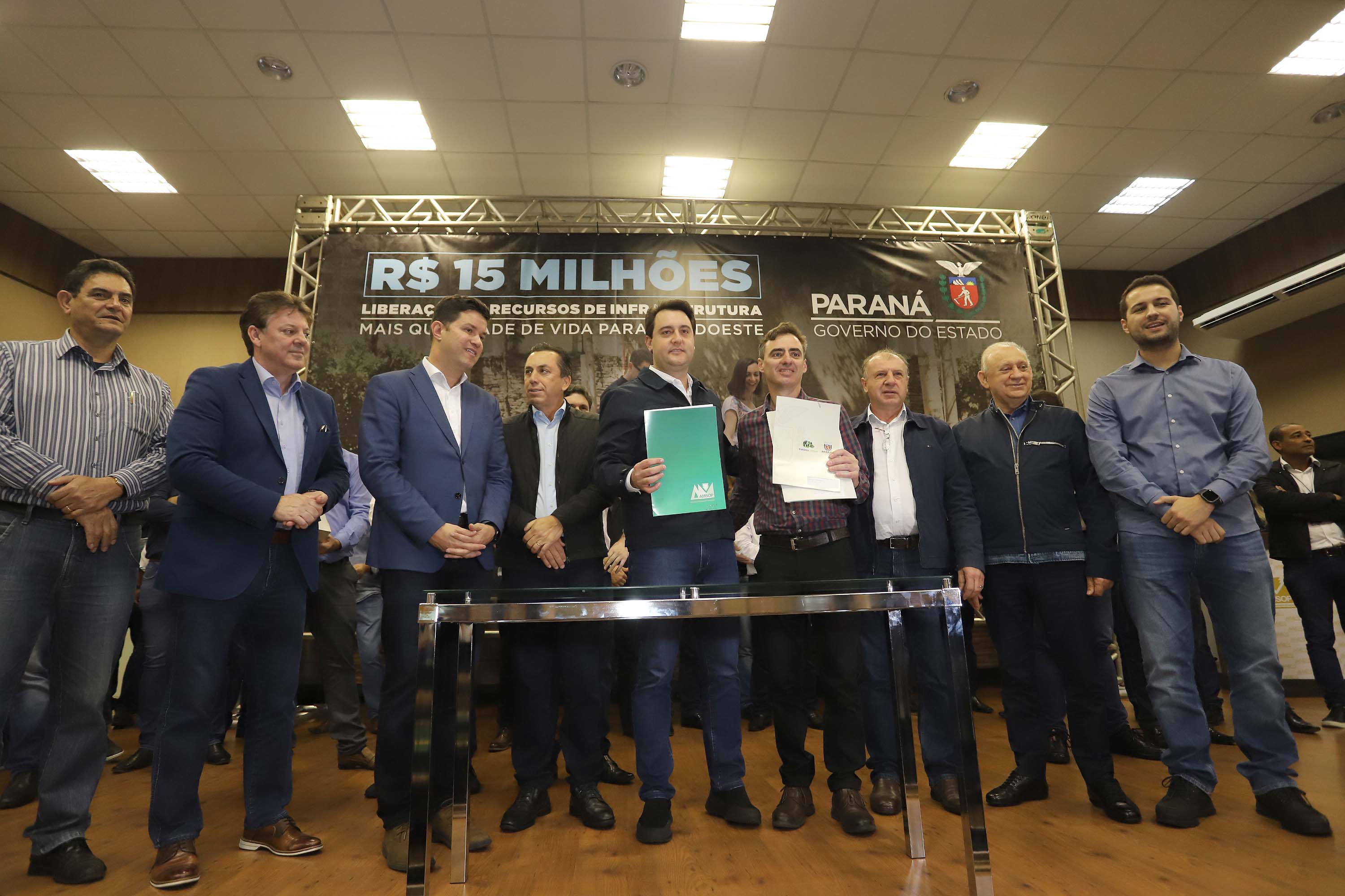 O governador Carlos Massa Ratinho Junior reúne-se com prefeitos na sede da Associação dos Municípios do Sudoeste do Paraná (Amsop), em Francisco Beltrão e assina autorização para licitações de obras para a infraestrutura urbana