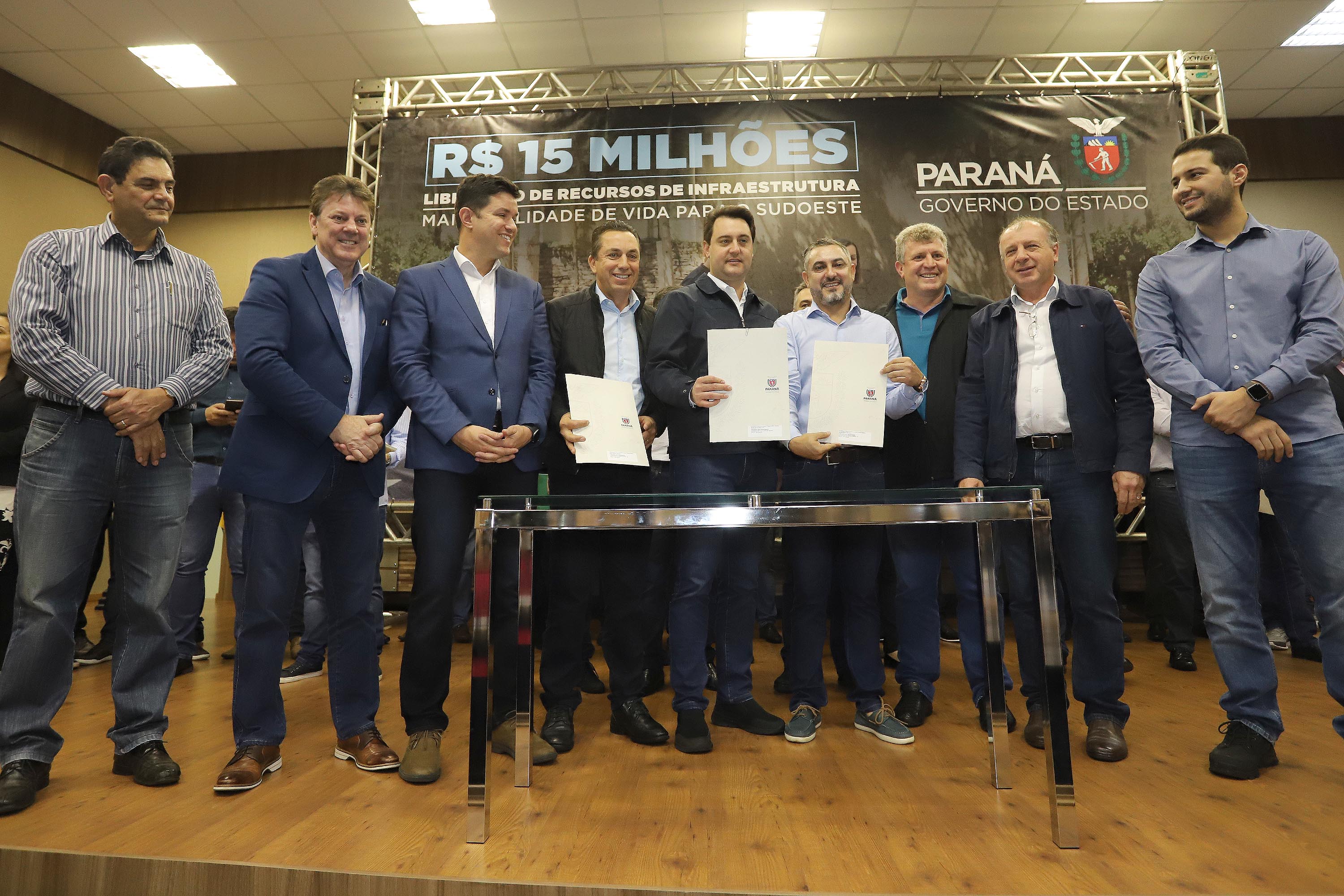 O governador Carlos Massa Ratinho Junior reúne-se com prefeitos na sede da Associação dos Municípios do Sudoeste do Paraná (Amsop), em Francisco Beltrão e assina autorização para licitações de obras para a infraestrutura urbana