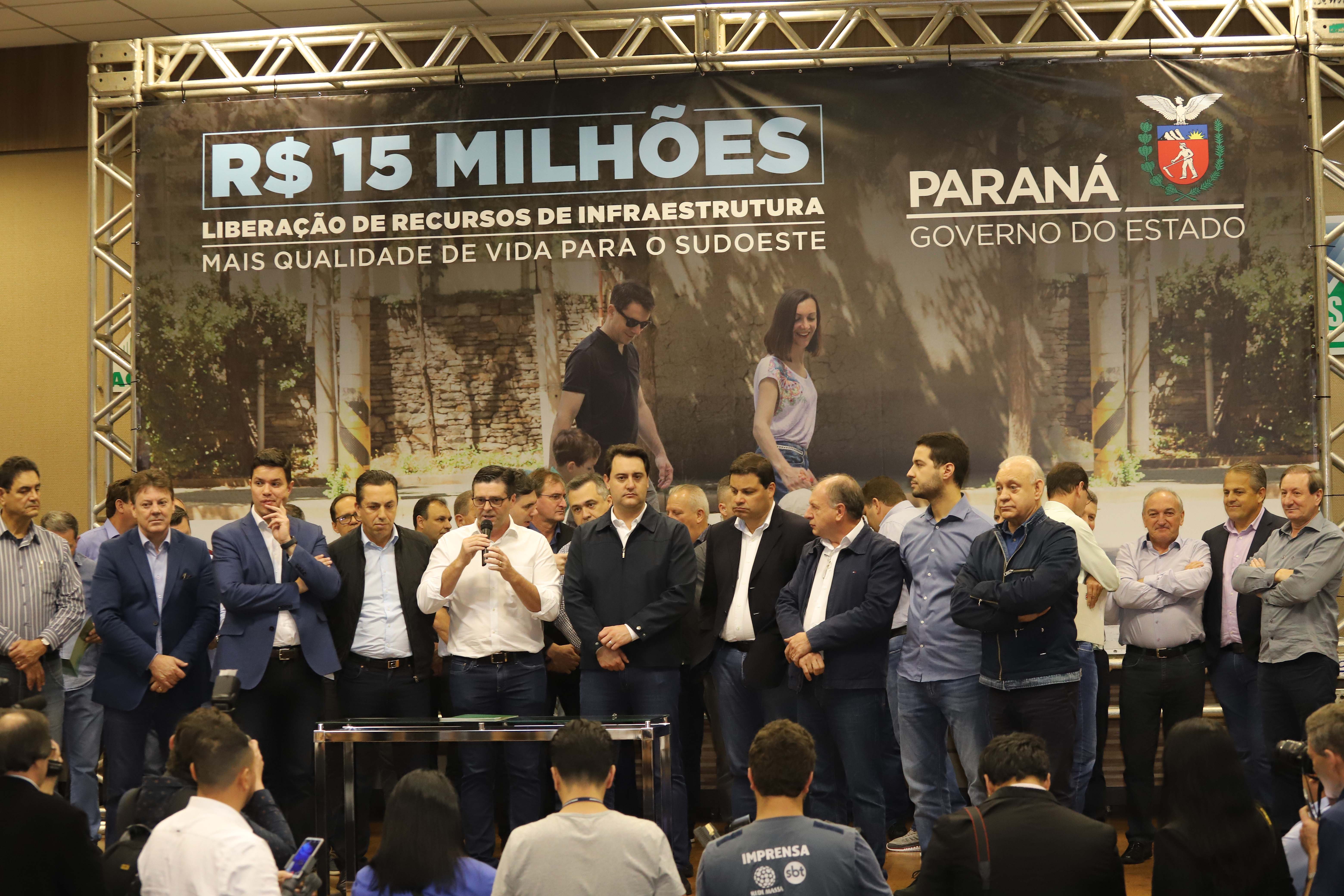 O governador Carlos Massa Ratinho Junior reúne-se com prefeitos na sede da Associação dos Municípios do Sudoeste do Paraná (Amsop), em Francisco Beltrão e assina autorização para licitações de obras para a infraestrutura urbana