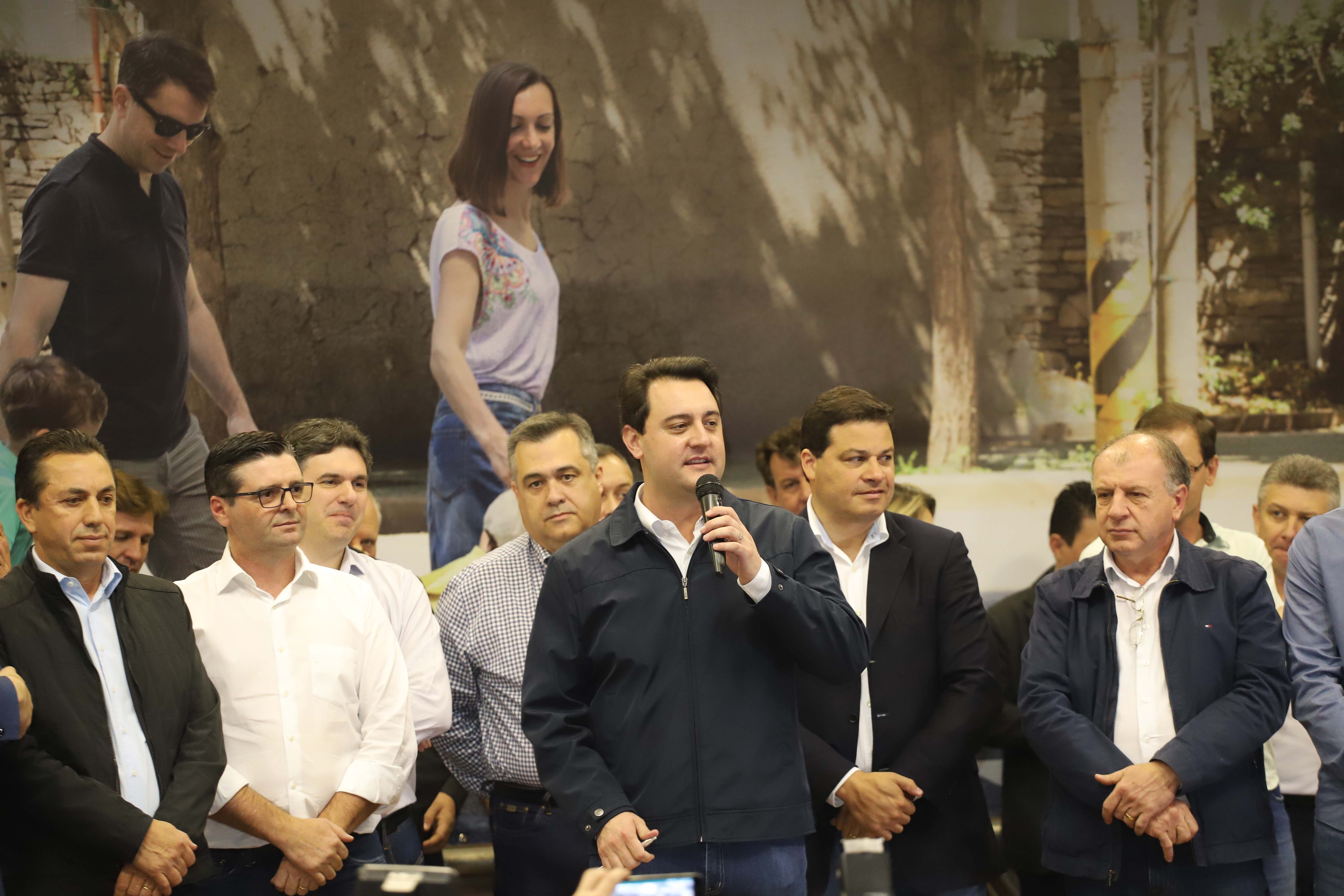O governador Carlos Massa Ratinho Junior reúne-se com prefeitos na sede da Associação dos Municípios do Sudoeste do Paraná (Amsop), em Francisco Beltrão e assina autorização para licitações de obras para a infraestrutura urbana