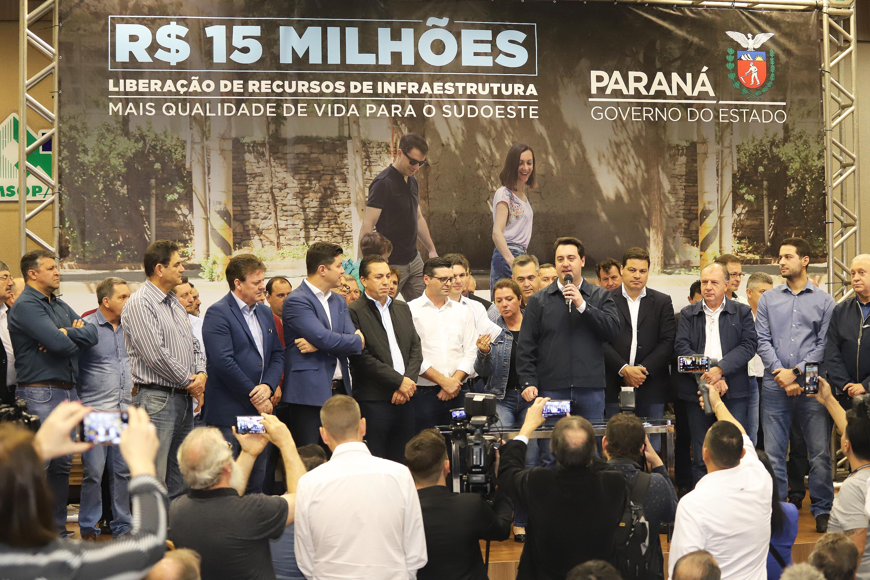 O governador Carlos Massa Ratinho Junior reúne-se com prefeitos na sede da Associação dos Municípios do Sudoeste do Paraná (Amsop), em Francisco Beltrão e assina autorização para licitações de obras para a infraestrutura urbana