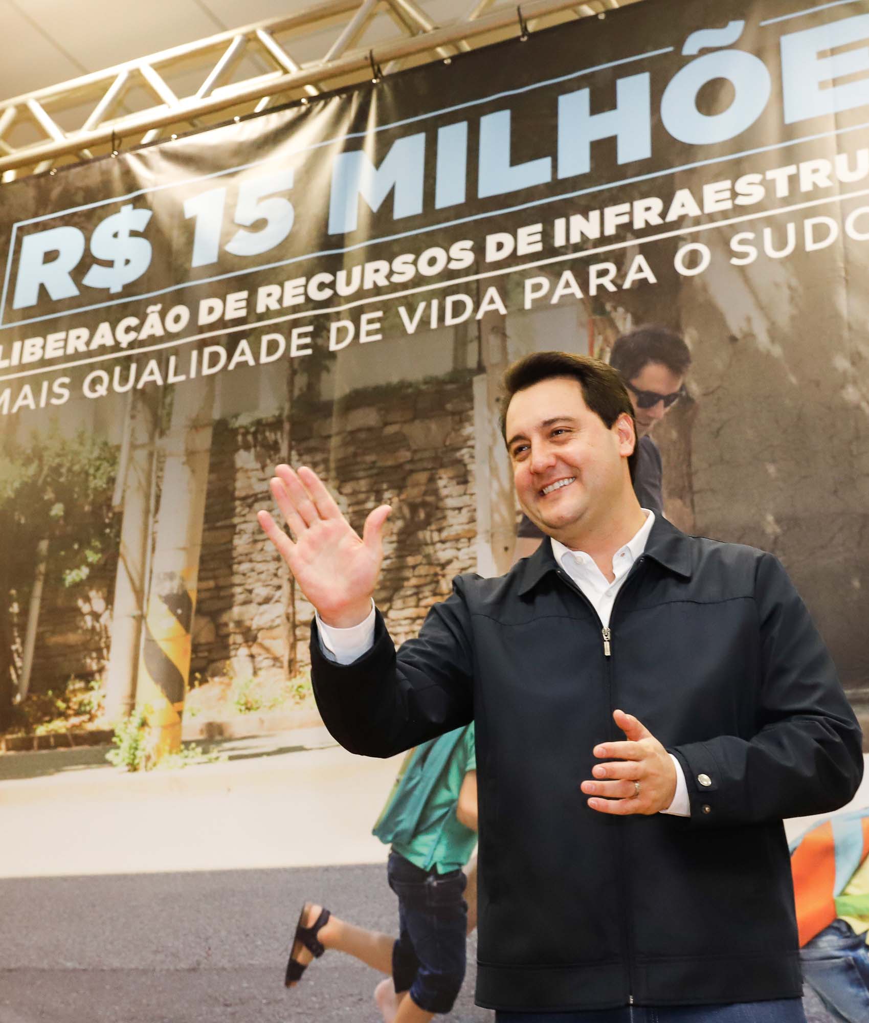 Obras de infraestrutura, melhorias em escolas, reformas e construção de postos de saúde estão no pacote de investimentos que o Governo do Estado fará em 24 cidades da região Sudoeste. O governador Carlos Massa Ratinho Junior se reuniu nesta quinta-feira (8) com os prefeitos na sede da Associação dos Municípios do Sudoeste do Paraná (Amsop), em Francisco Beltrão, e assinou as ordens de serviço e homologação das licitações para dar início às obras e ações.