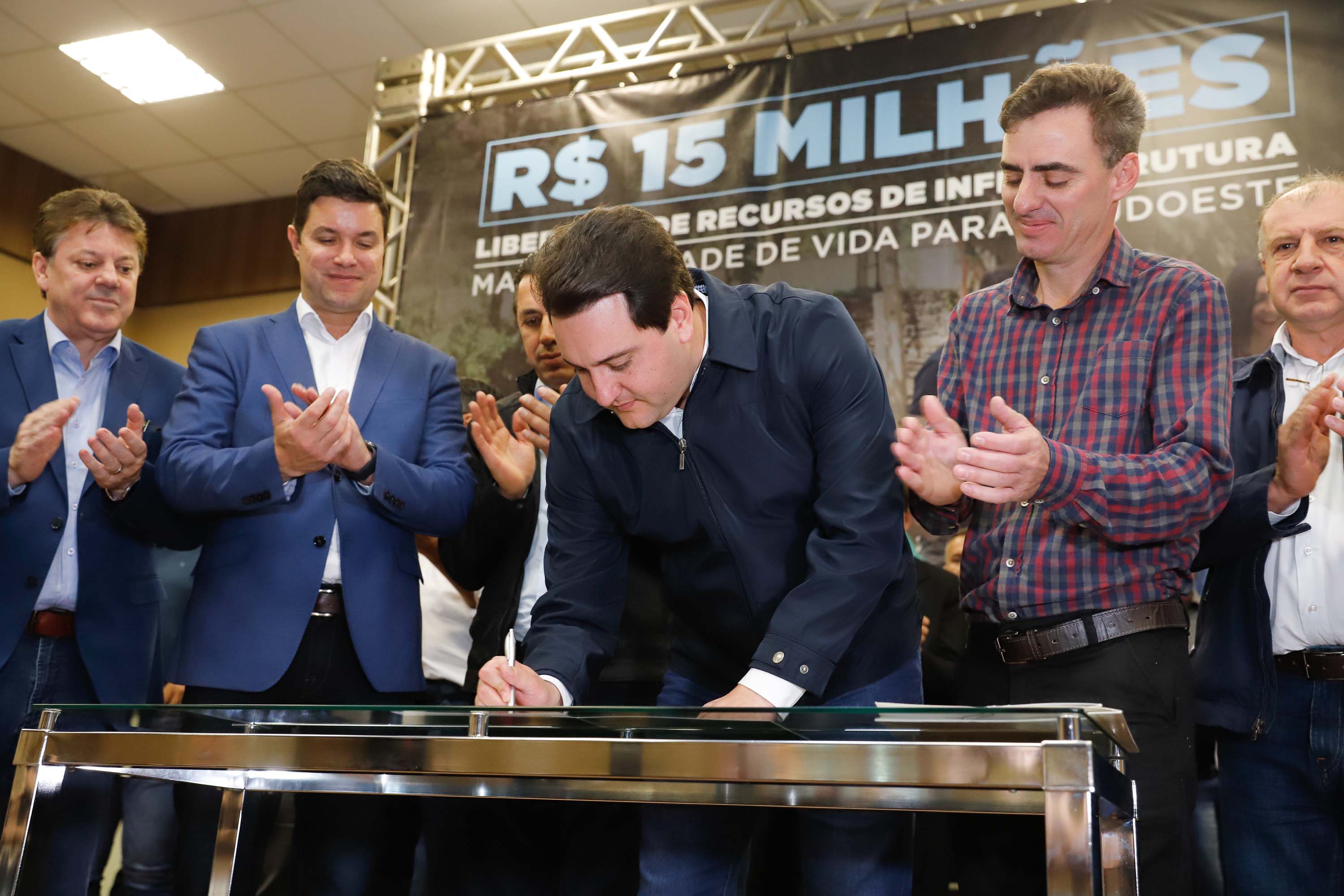 Obras de infraestrutura, melhorias em escolas, reformas e construção de postos de saúde estão no pacote de investimentos que o Governo do Estado fará em 24 cidades da região Sudoeste. O governador Carlos Massa Ratinho Junior se reuniu nesta quinta-feira (8) com os prefeitos na sede da Associação dos Municípios do Sudoeste do Paraná (Amsop), em Francisco Beltrão, e assinou as ordens de serviço e homologação das licitações para dar início às obras e ações.