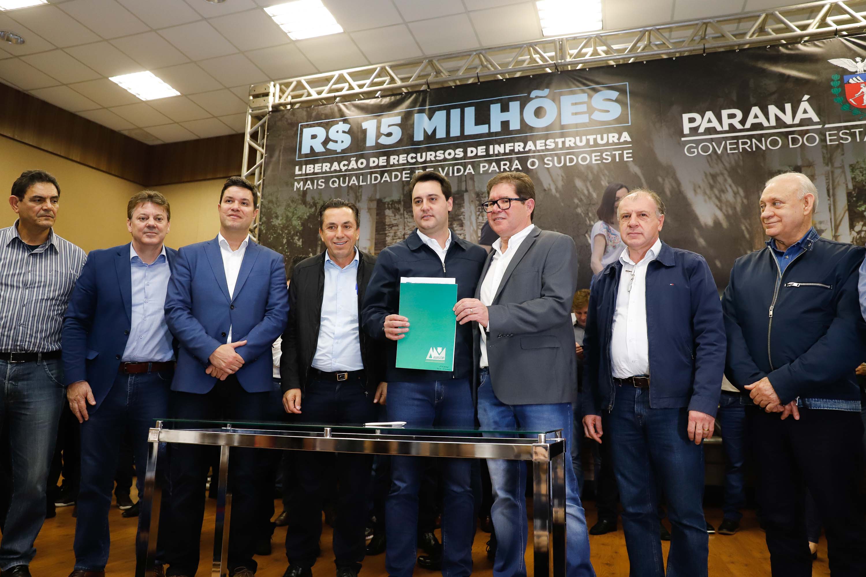 Obras de infraestrutura, melhorias em escolas, reformas e construção de postos de saúde estão no pacote de investimentos que o Governo do Estado fará em 24 cidades da região Sudoeste. O governador Carlos Massa Ratinho Junior se reuniu nesta quinta-feira (8) com os prefeitos na sede da Associação dos Municípios do Sudoeste do Paraná (Amsop), em Francisco Beltrão, e assinou as ordens de serviço e homologação das licitações para dar início às obras e ações.