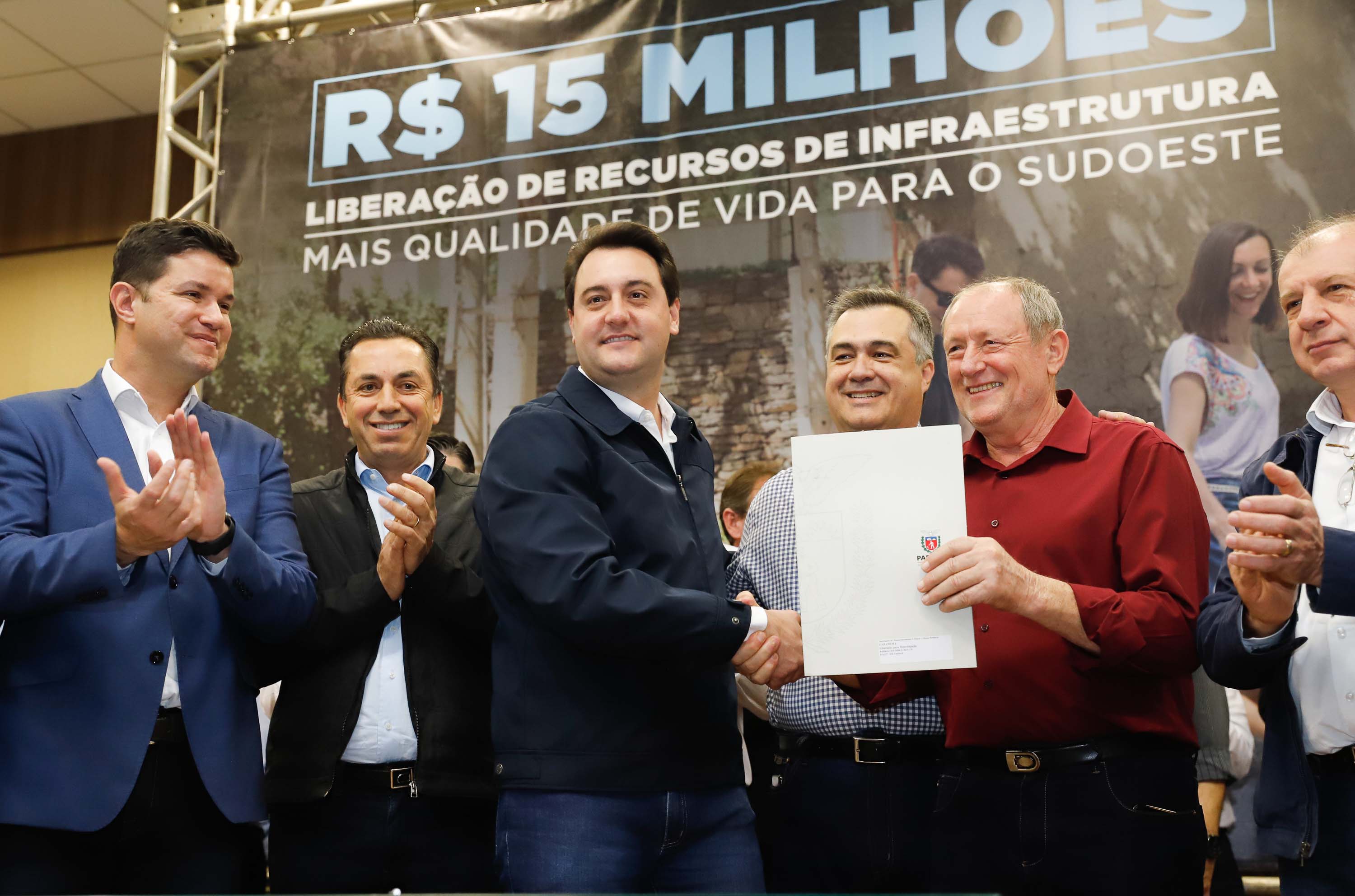Obras de infraestrutura, melhorias em escolas, reformas e construção de postos de saúde estão no pacote de investimentos que o Governo do Estado fará em 24 cidades da região Sudoeste. O governador Carlos Massa Ratinho Junior se reuniu nesta quinta-feira (8) com os prefeitos na sede da Associação dos Municípios do Sudoeste do Paraná (Amsop), em Francisco Beltrão, e assinou as ordens de serviço e homologação das licitações para dar início às obras e ações.