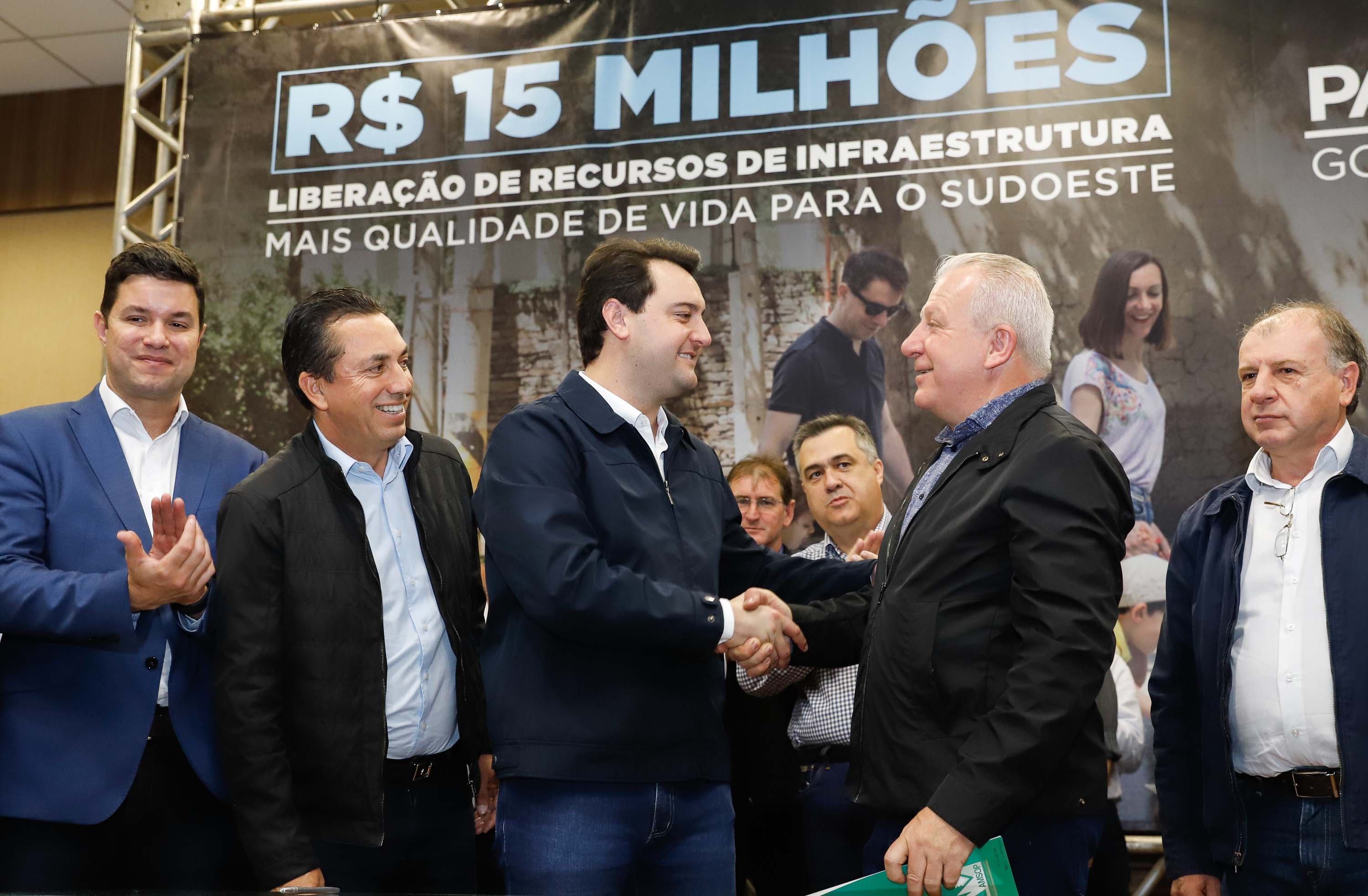 Obras de infraestrutura, melhorias em escolas, reformas e construção de postos de saúde estão no pacote de investimentos que o Governo do Estado fará em 24 cidades da região Sudoeste. O governador Carlos Massa Ratinho Junior se reuniu nesta quinta-feira (8) com os prefeitos na sede da Associação dos Municípios do Sudoeste do Paraná (Amsop), em Francisco Beltrão, e assinou as ordens de serviço e homologação das licitações para dar início às obras e ações.