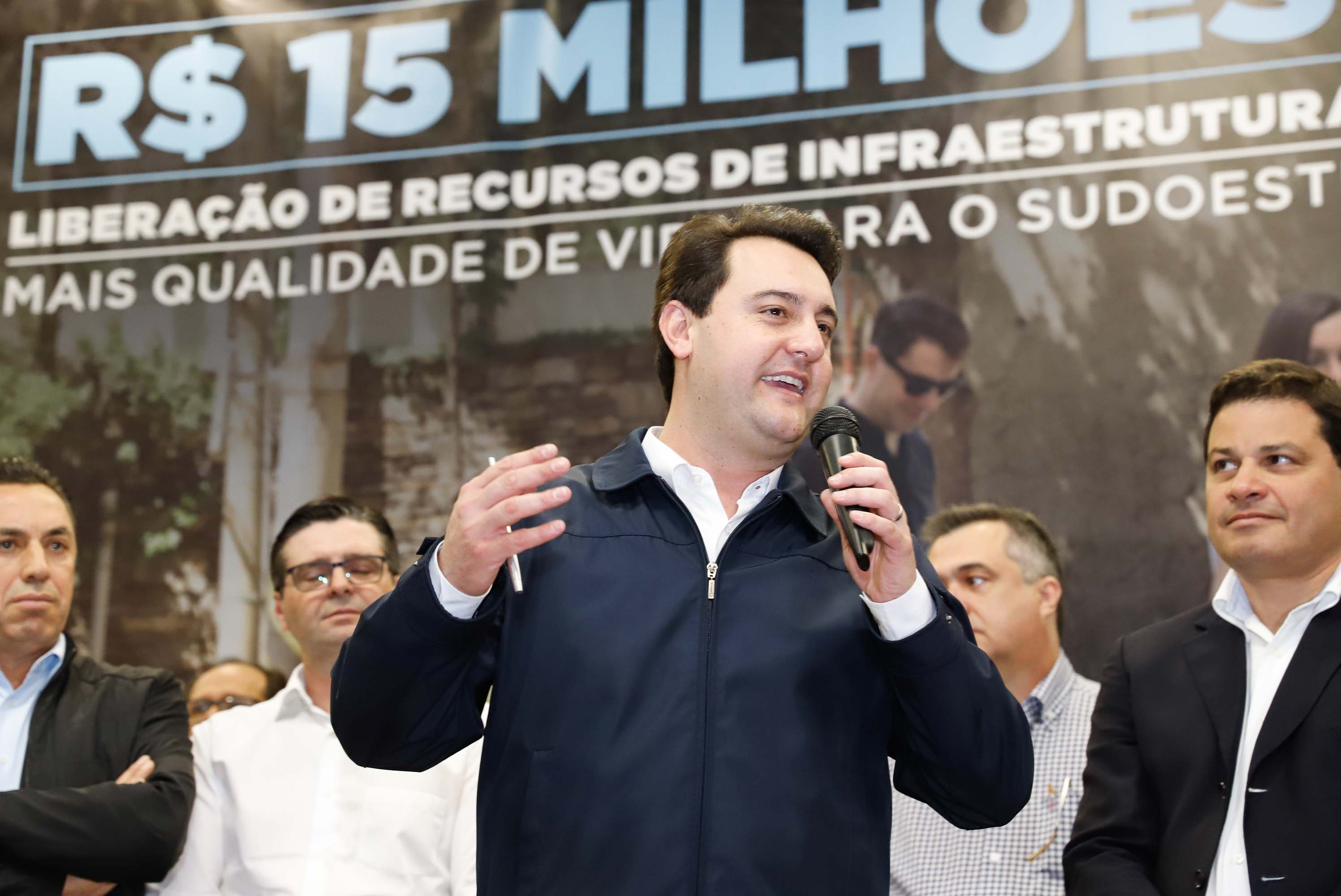 Obras de infraestrutura, melhorias em escolas, reformas e construção de postos de saúde estão no pacote de investimentos que o Governo do Estado fará em 24 cidades da região Sudoeste. O governador Carlos Massa Ratinho Junior se reuniu nesta quinta-feira (8) com os prefeitos na sede da Associação dos Municípios do Sudoeste do Paraná (Amsop), em Francisco Beltrão, e assinou as ordens de serviço e homologação das licitações para dar início às obras e ações.