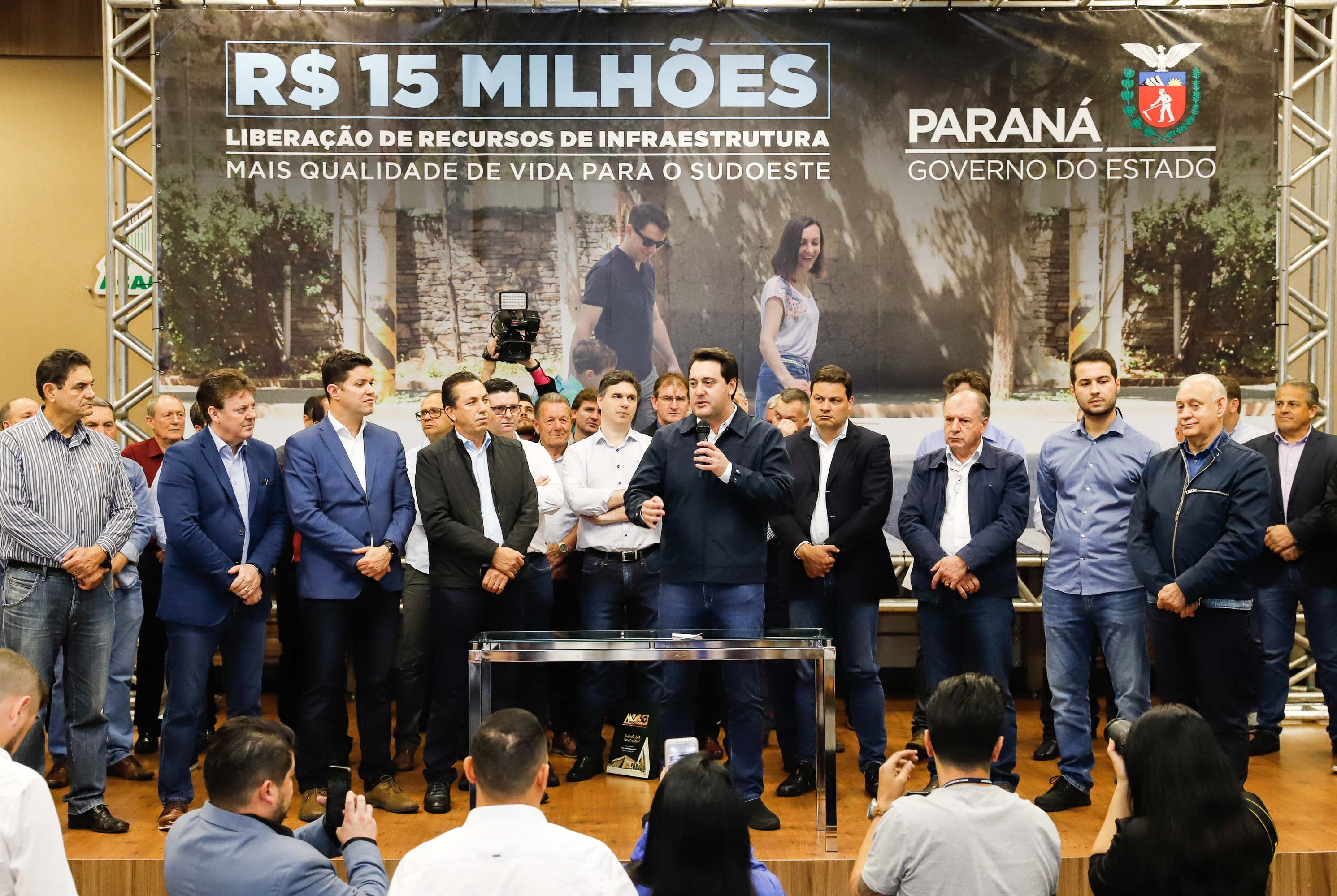 Obras de infraestrutura, melhorias em escolas, reformas e construção de postos de saúde estão no pacote de investimentos que o Governo do Estado fará em 24 cidades da região Sudoeste. O governador Carlos Massa Ratinho Junior se reuniu nesta quinta-feira (8) com os prefeitos na sede da Associação dos Municípios do Sudoeste do Paraná (Amsop), em Francisco Beltrão, e assinou as ordens de serviço e homologação das licitações para dar início às obras e ações.