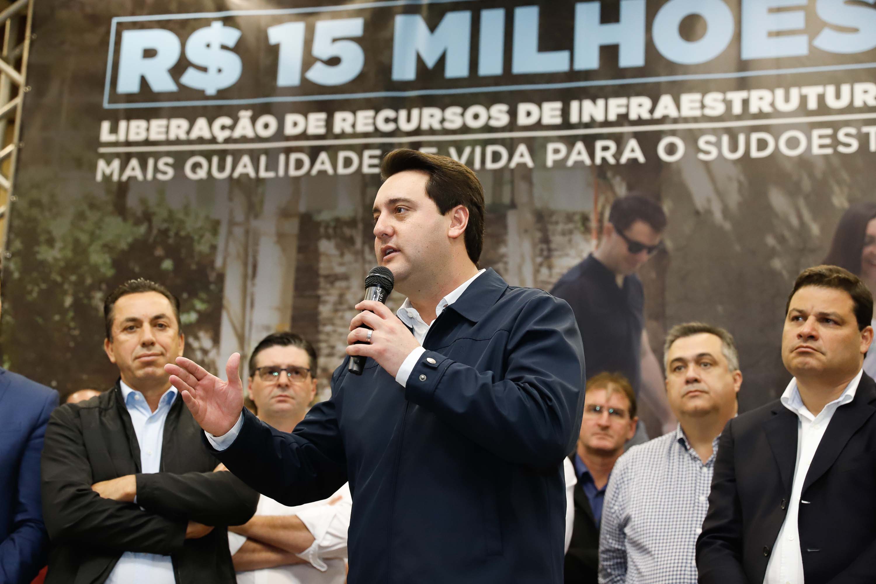 Obras de infraestrutura, melhorias em escolas, reformas e construção de postos de saúde estão no pacote de investimentos que o Governo do Estado fará em 24 cidades da região Sudoeste. O governador Carlos Massa Ratinho Junior se reuniu nesta quinta-feira (8) com os prefeitos na sede da Associação dos Municípios do Sudoeste do Paraná (Amsop), em Francisco Beltrão, e assinou as ordens de serviço e homologação das licitações para dar início às obras e ações.