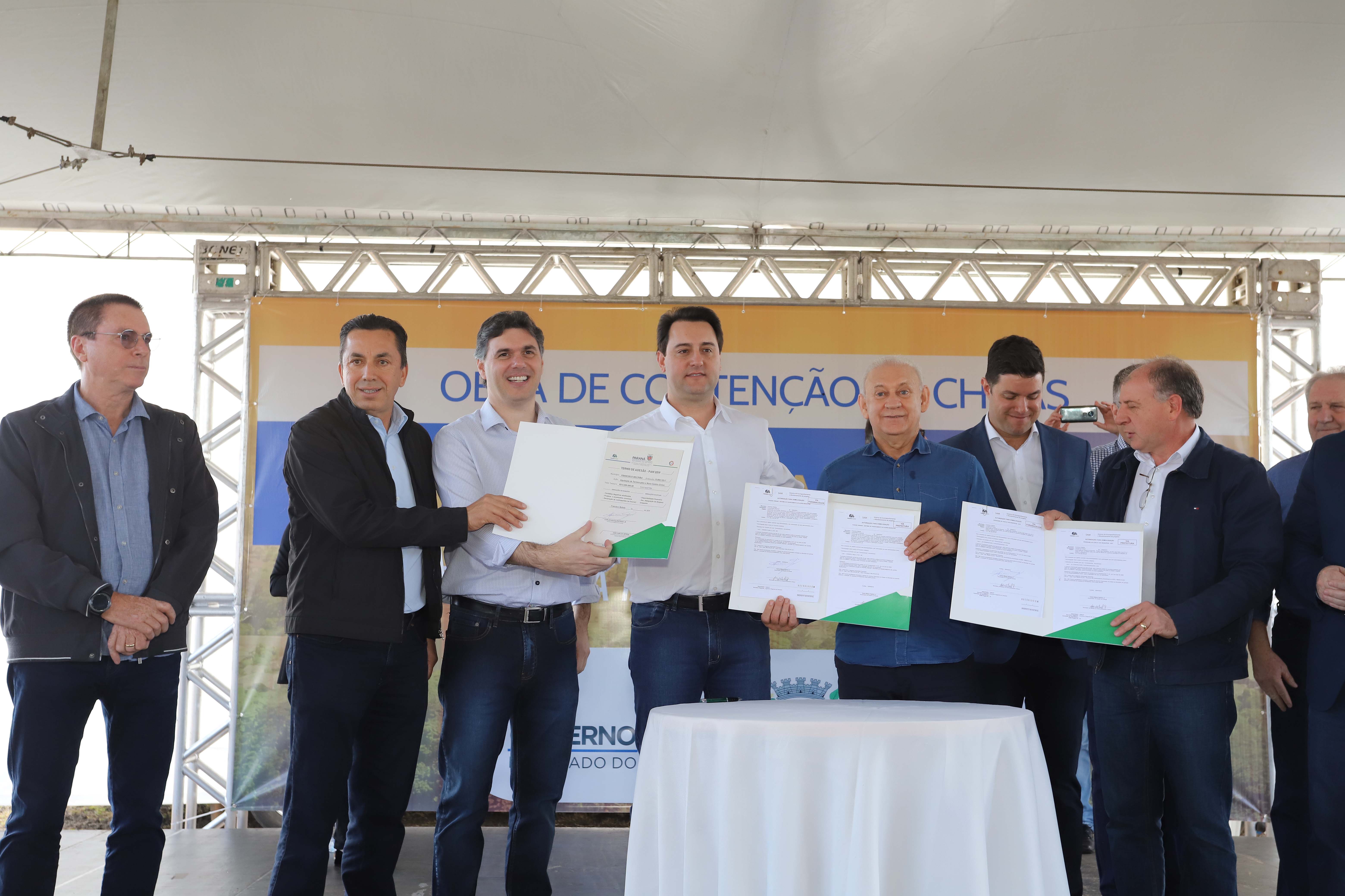 O governador Carlos Massa Ratinho Junior reúne-se com prefeitos na sede da Associação dos Municípios do Sudoeste do Paraná (Amsop), em Francisco Beltrão e assina autorização para licitações de obras para a infraestrutura urbana