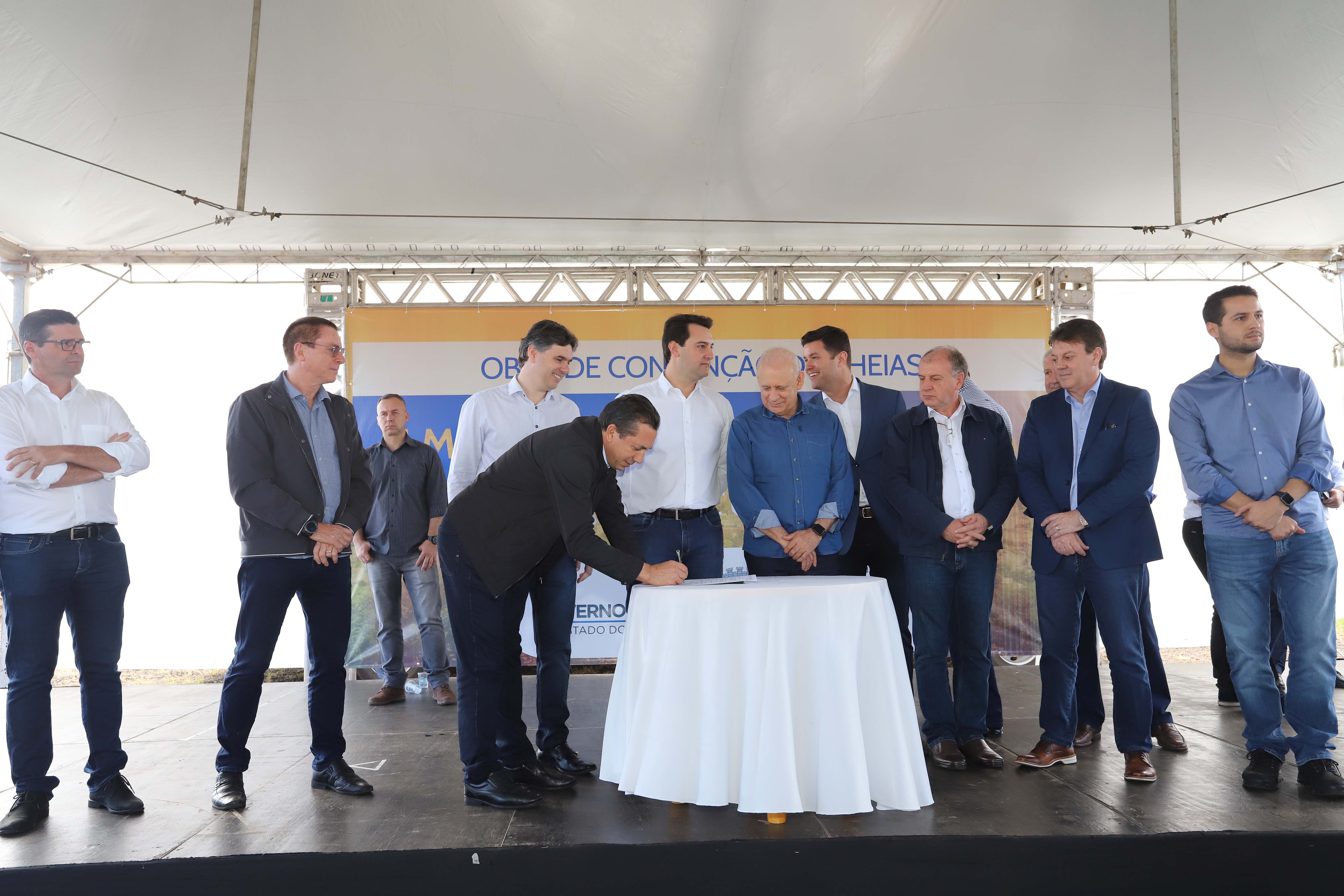 O governador Carlos Massa Ratinho Junior reúne-se com prefeitos na sede da Associação dos Municípios do Sudoeste do Paraná (Amsop), em Francisco Beltrão e assina autorização para licitações de obras para a infraestrutura urbana