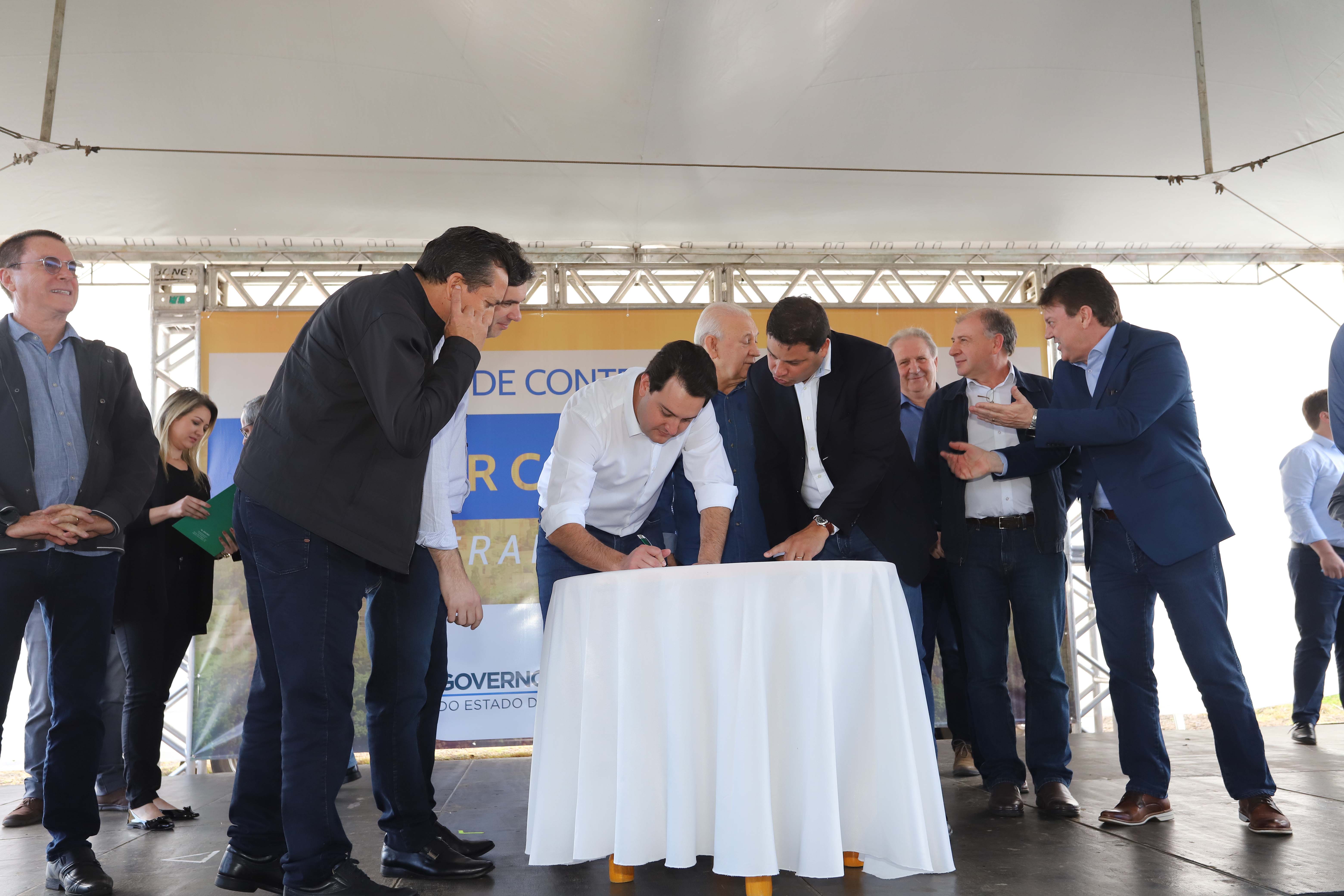 O governador Carlos Massa Ratinho Junior reúne-se com prefeitos na sede da Associação dos Municípios do Sudoeste do Paraná (Amsop), em Francisco Beltrão e assina autorização para licitações de obras para a infraestrutura urbana