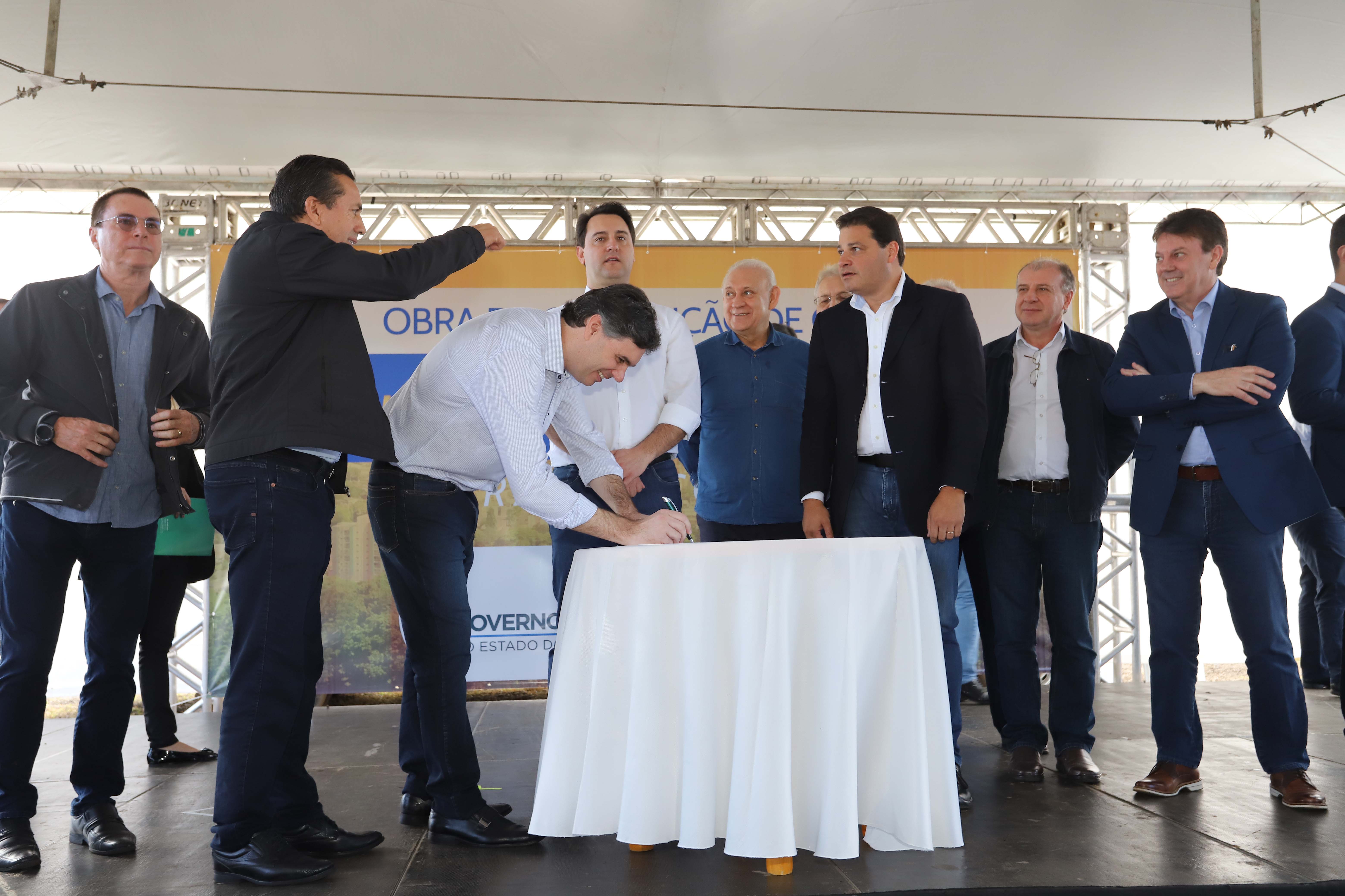 O governador Carlos Massa Ratinho Junior reúne-se com prefeitos na sede da Associação dos Municípios do Sudoeste do Paraná (Amsop), em Francisco Beltrão e assina autorização para licitações de obras para a infraestrutura urbana