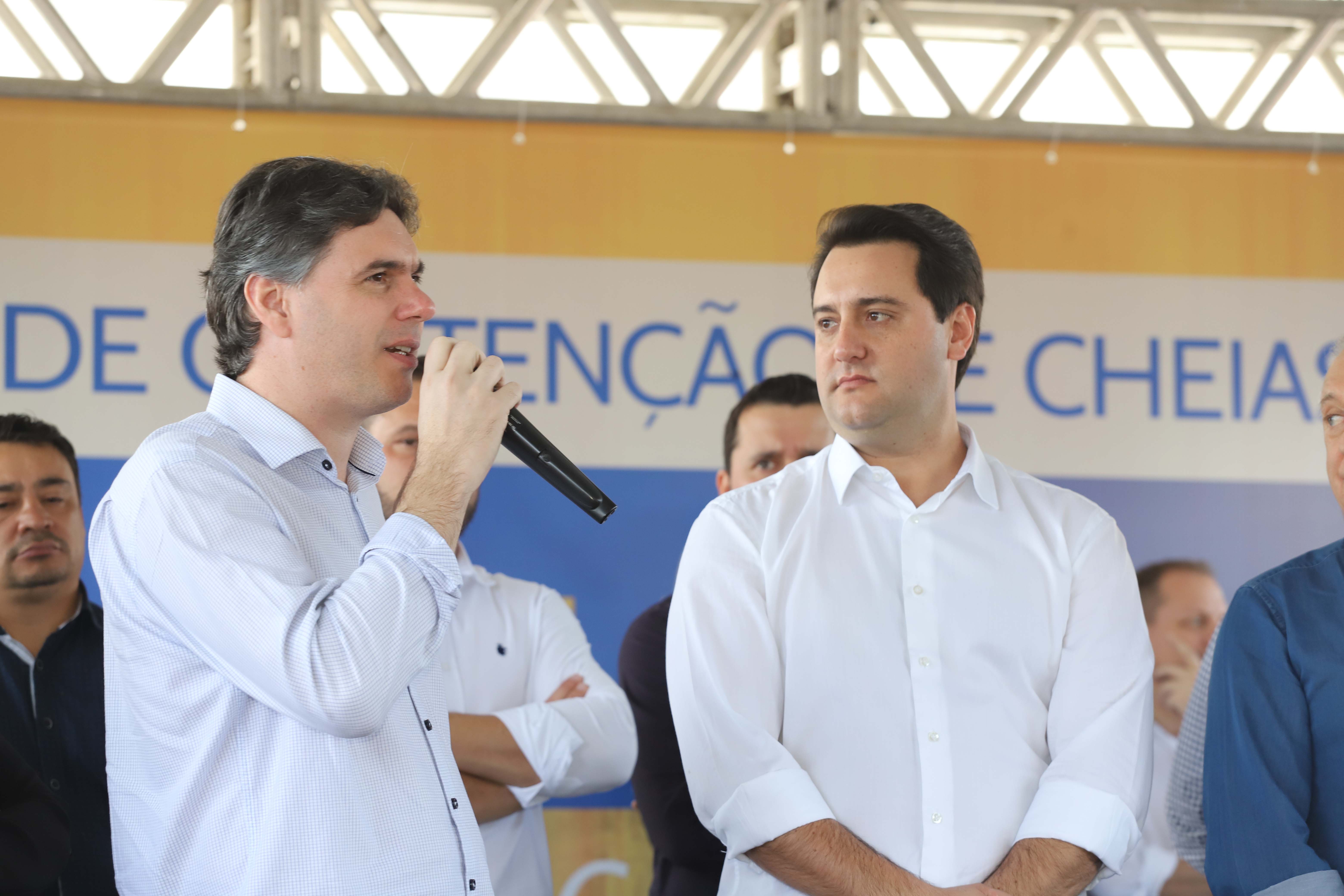 O governador Carlos Massa Ratinho Junior reúne-se com prefeitos na sede da Associação dos Municípios do Sudoeste do Paraná (Amsop), em Francisco Beltrão e assina autorização para licitações de obras para a infraestrutura urbana