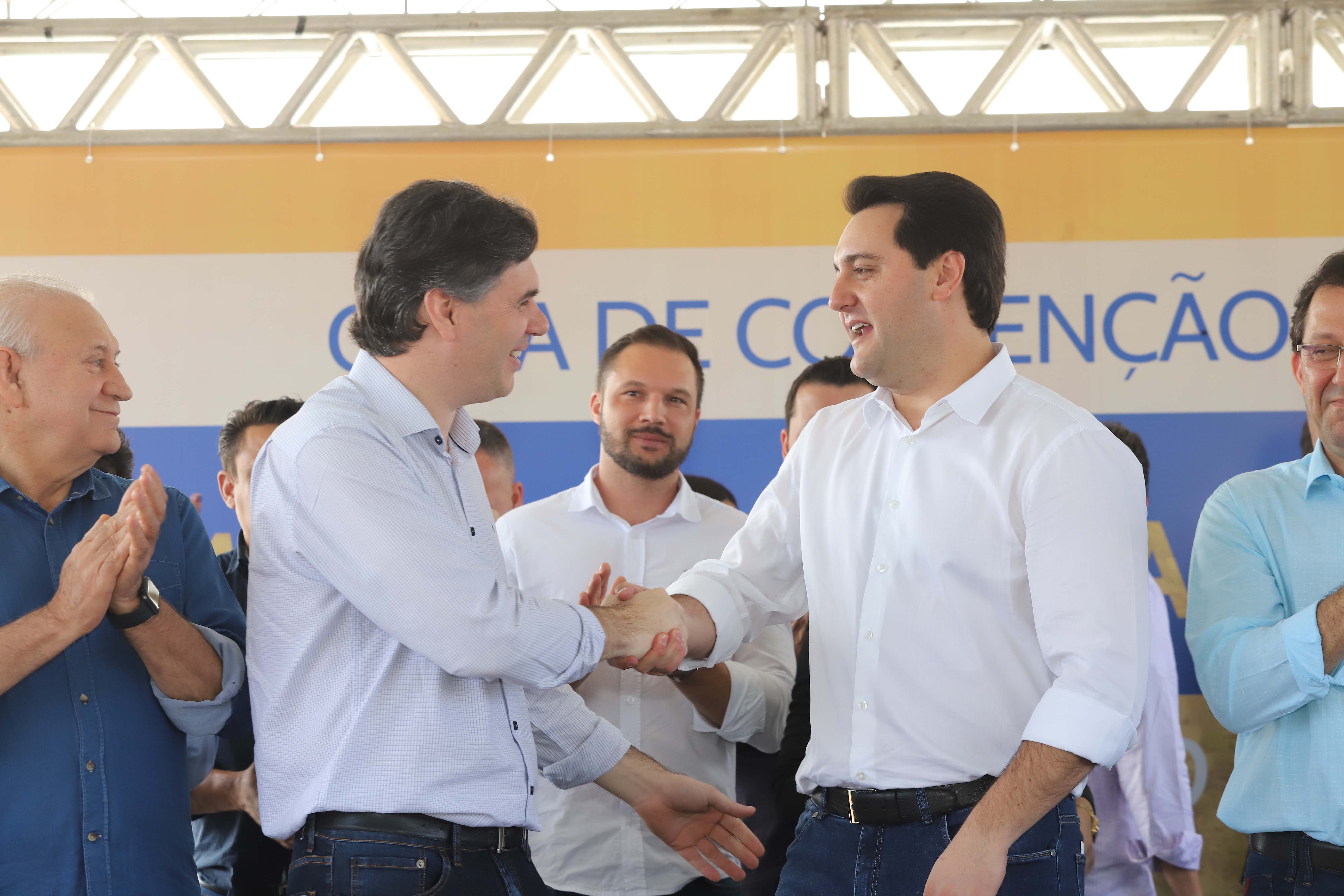 O governador Carlos Massa Ratinho Junior reúne-se com prefeitos na sede da Associação dos Municípios do Sudoeste do Paraná (Amsop), em Francisco Beltrão e assina autorização para licitações de obras para a infraestrutura urbana