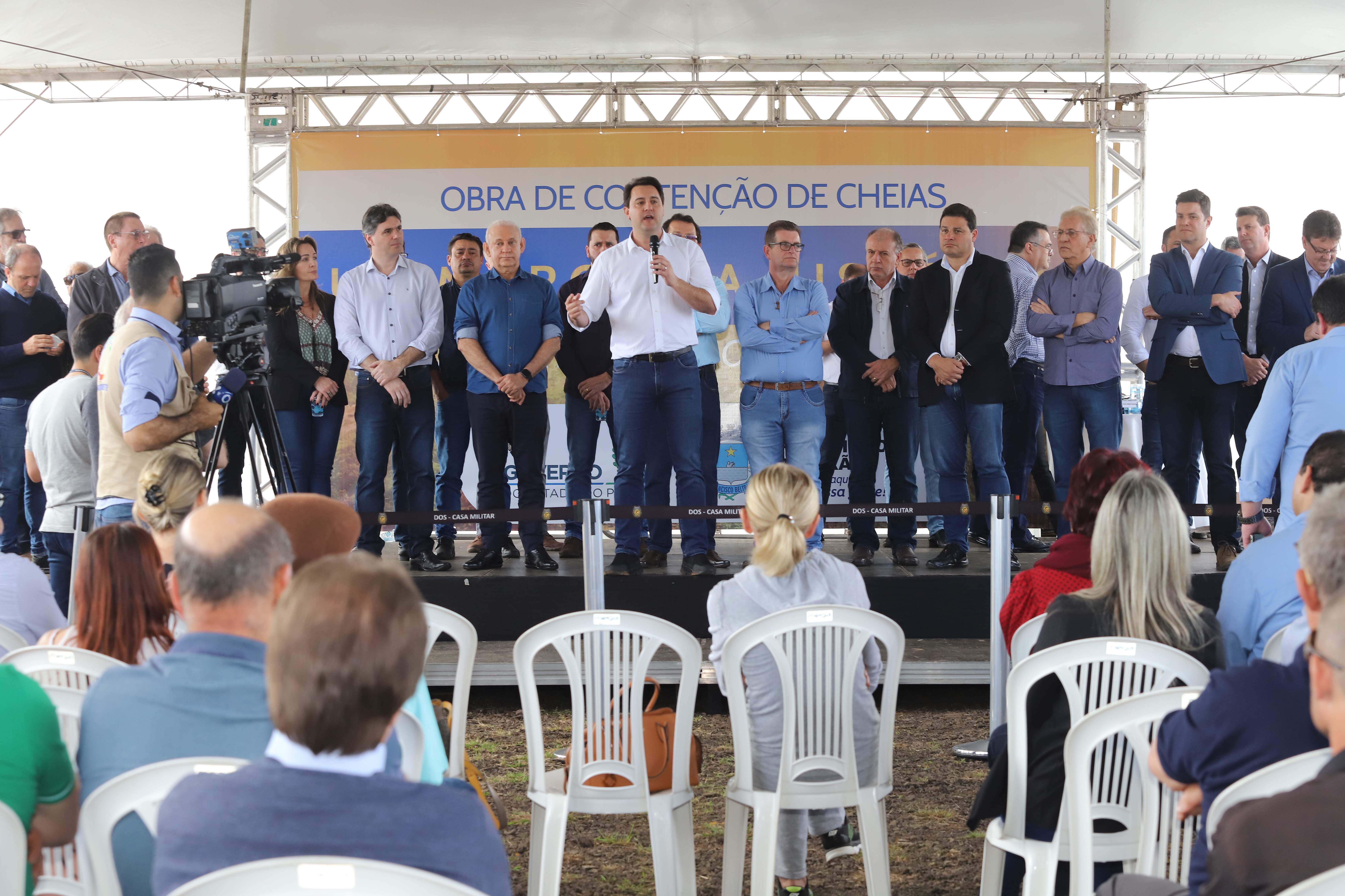O governador Carlos Massa Ratinho Junior reúne-se com prefeitos na sede da Associação dos Municípios do Sudoeste do Paraná (Amsop), em Francisco Beltrão e assina autorização para licitações de obras para a infraestrutura urbana