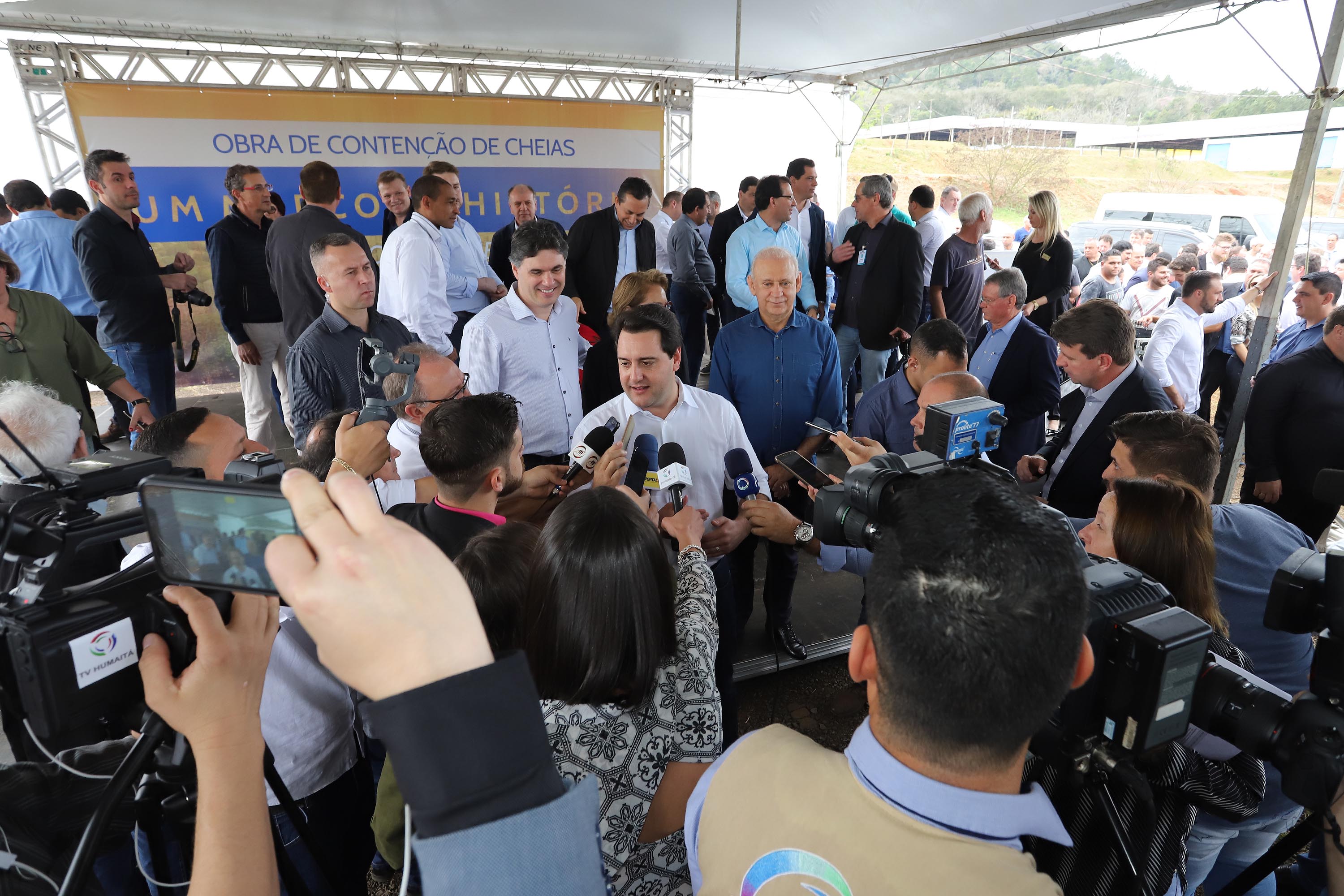 O governador Carlos Massa Ratinho Junior reúne-se com prefeitos na sede da Associação dos Municípios do Sudoeste do Paraná (Amsop), em Francisco Beltrão e assina autorização para licitações de obras para a infraestrutura urbana