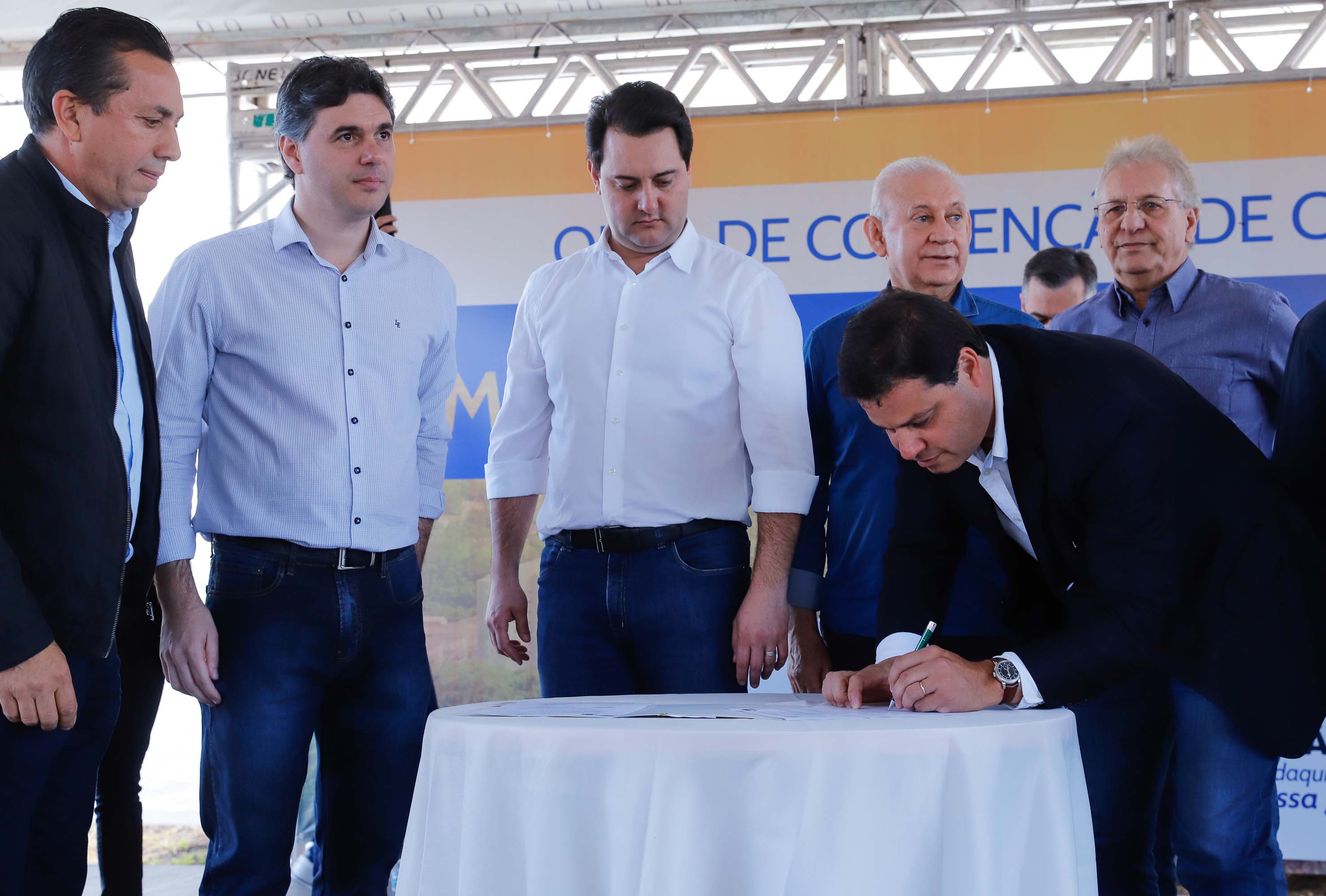 O governador Carlos Massa Ratinho Junior assinou nesta quinta-feira (8) a ordem de serviço para início das obras para contenção de enchentes do Rio Marrecas, em Francisco Beltrão, no Sudoeste do Estado. O Governo do Estado está investindo R$ 30 milhões nesta primeira etapa da obra.