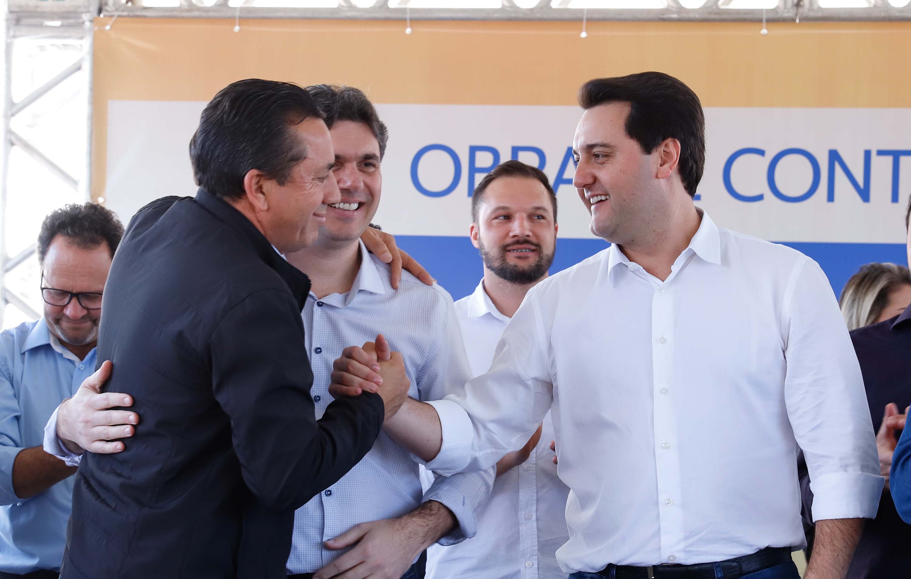 O governador Carlos Massa Ratinho Junior assinou nesta quinta-feira (8) a ordem de serviço para início das obras para contenção de enchentes do Rio Marrecas, em Francisco Beltrão, no Sudoeste do Estado. O Governo do Estado está investindo R$ 30 milhões nesta primeira etapa da obra.