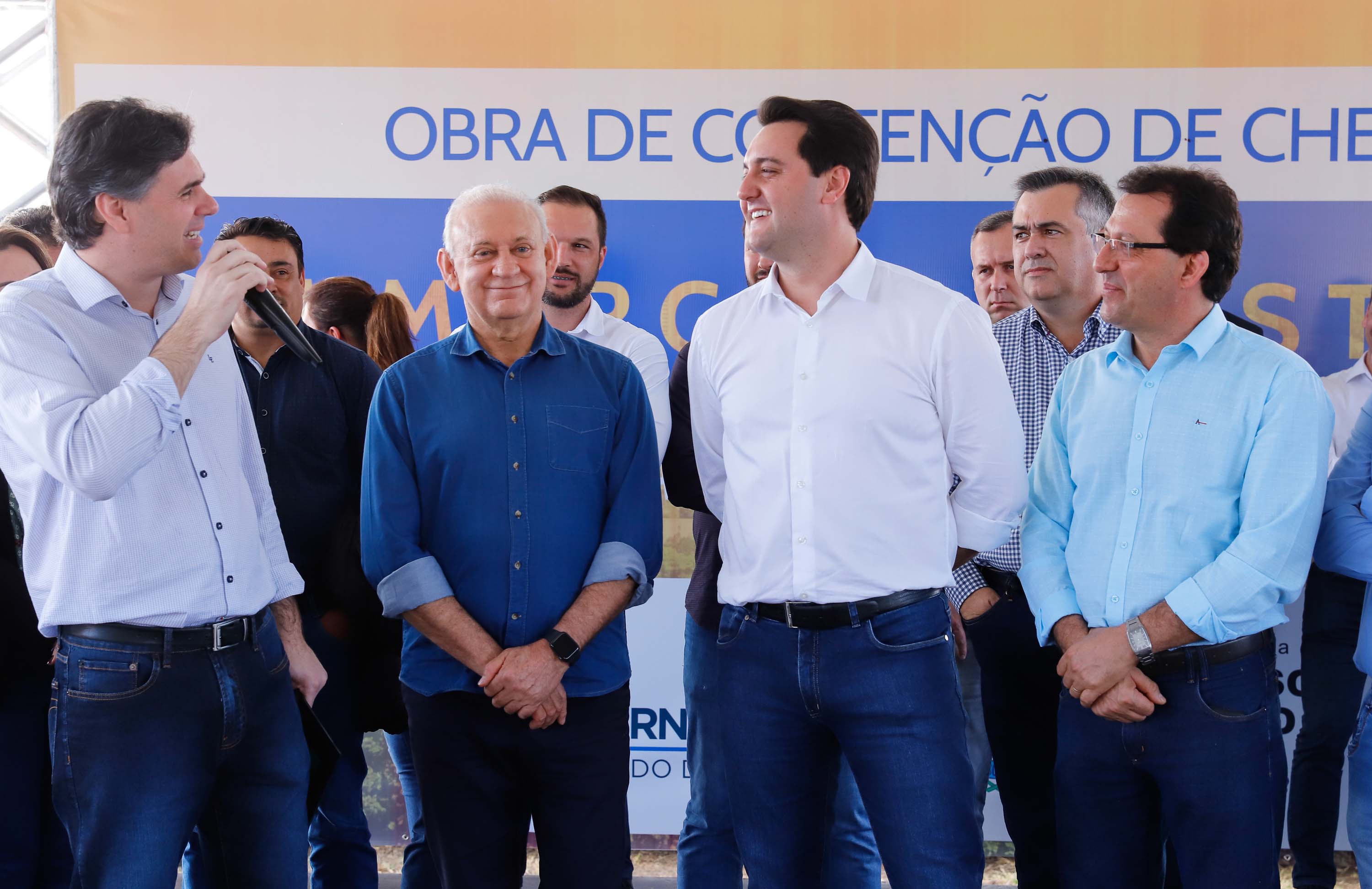 O governador Carlos Massa Ratinho Junior assinou nesta quinta-feira (8) a ordem de serviço para início das obras para contenção de enchentes do Rio Marrecas, em Francisco Beltrão, no Sudoeste do Estado. O Governo do Estado está investindo R$ 30 milhões nesta primeira etapa da obra.