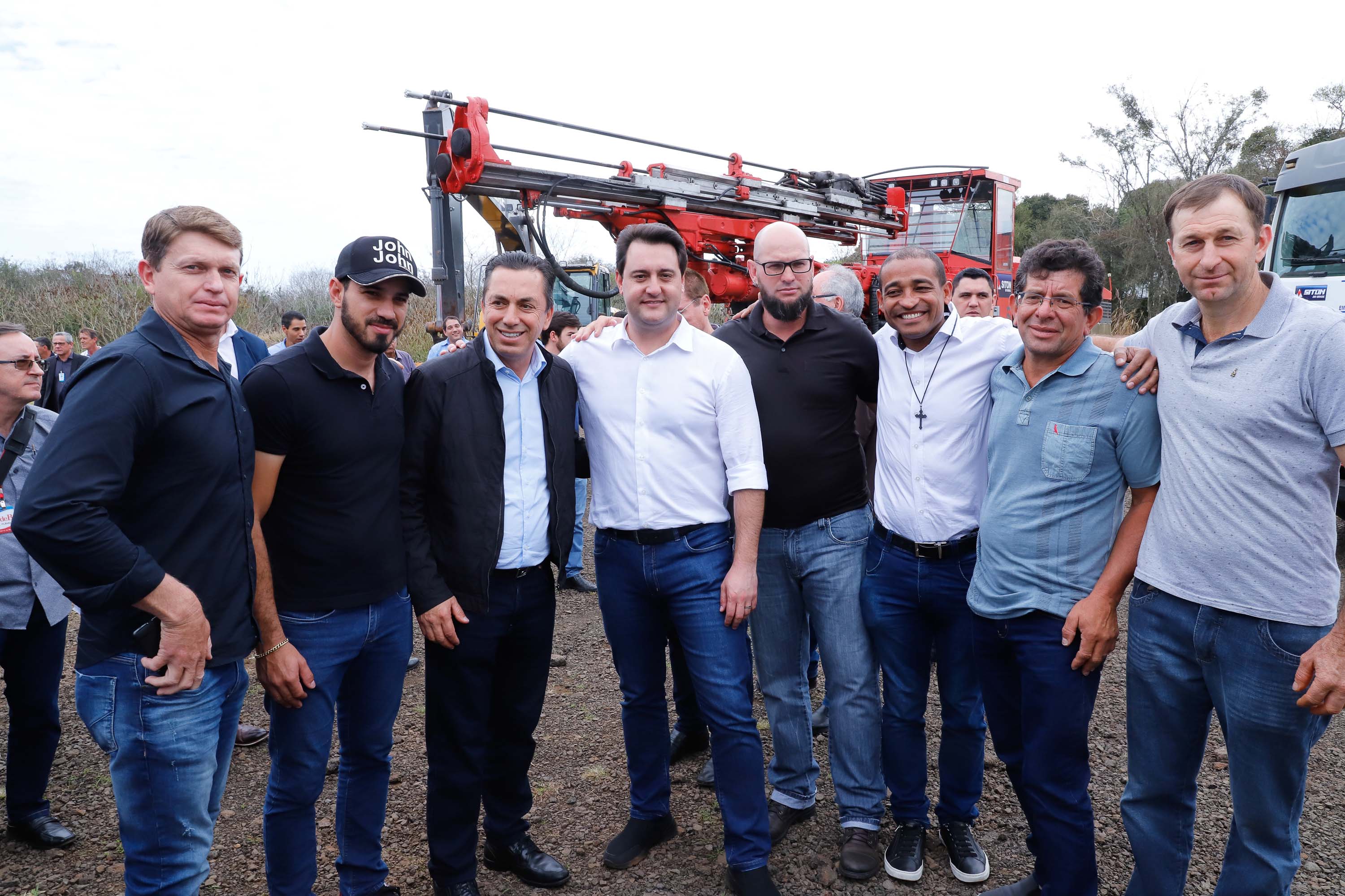 O governador Carlos Massa Ratinho Junior assinou nesta quinta-feira (8) a ordem de serviço para início das obras para contenção de enchentes do Rio Marrecas, em Francisco Beltrão, no Sudoeste do Estado. O Governo do Estado está investindo R$ 30 milhões nesta primeira etapa da obra.