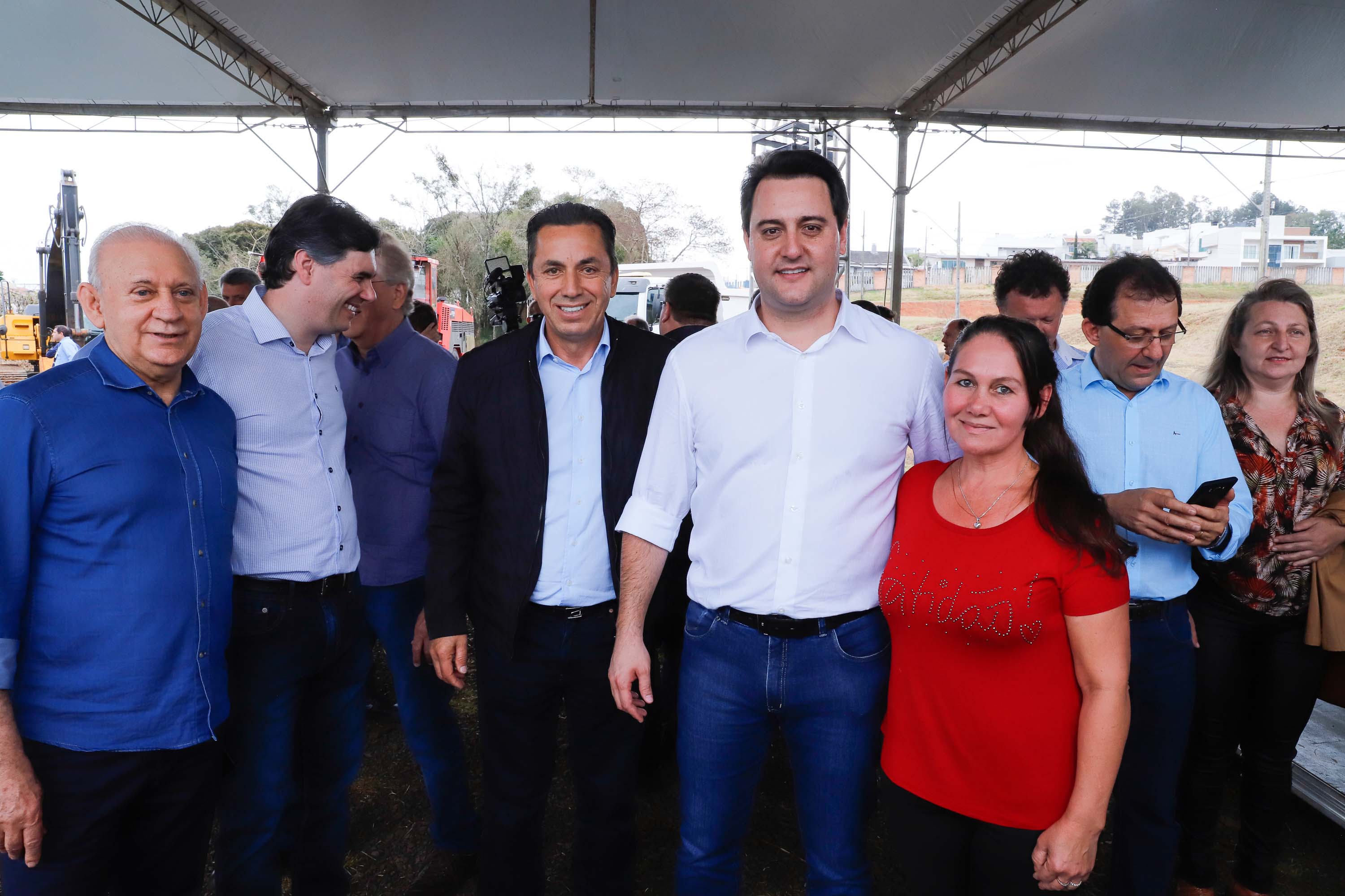 O governador Carlos Massa Ratinho Junior assinou nesta quinta-feira (8) a ordem de serviço para início das obras para contenção de enchentes do Rio Marrecas, em Francisco Beltrão, no Sudoeste do Estado. O Governo do Estado está investindo R$ 30 milhões nesta primeira etapa da obra.
