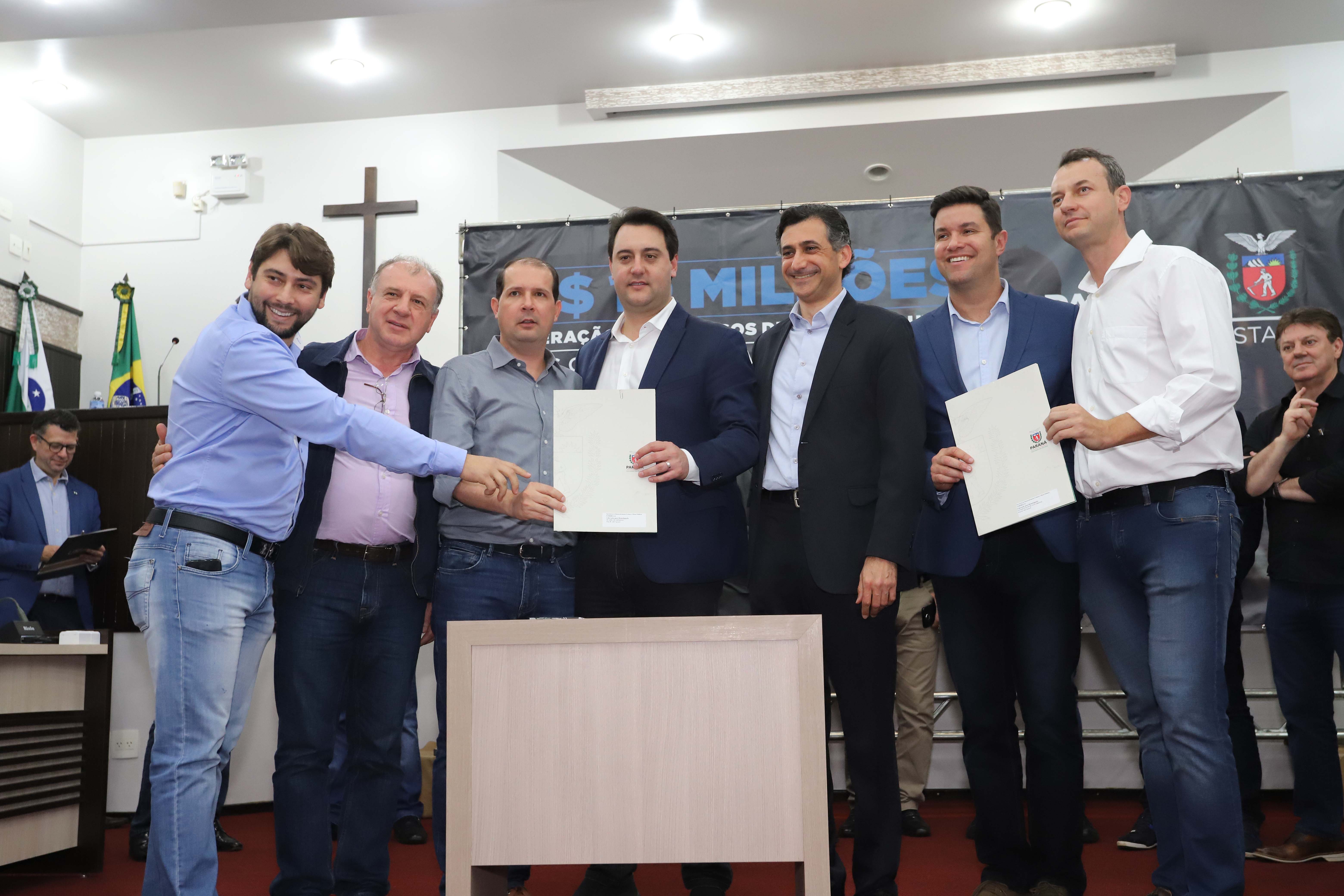 GOVERNADOR LIBERA RECURSOS PARA TOLEDO E REGIÃO. O governador Carlos Massa Ratinho Junior participa nesta sexta-feira (09), em na câmara de Toledo, a liberação de recursos para municípios da região Oeste. Participaram: prefeito de Toledo, Lucio De Marchi; secretário Chefe da Casa Civil, Guto Silva; de Desenvolvimento Urbano, João Carlos Ortega; do Planejamento, Valdemar Jorge e da Infraestrutura e Logística, Sandro Alex; deputados e demais autoridades.Toledo, 09-08-19.Foto: Arnaldo Alves / ANPr.