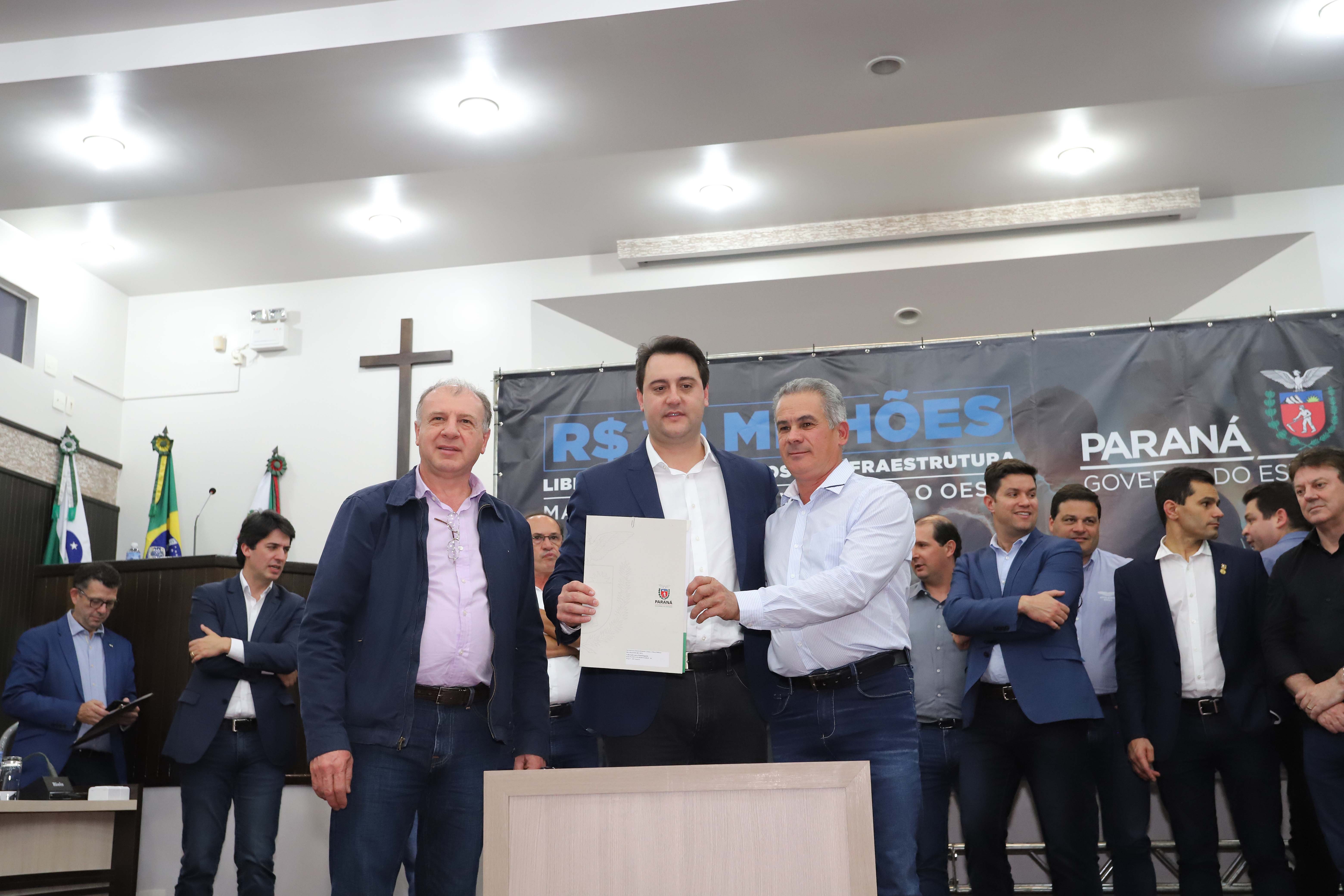 GOVERNADOR LIBERA RECURSOS PARA TOLEDO E REGIÃO. O governador Carlos Massa Ratinho Junior participa nesta sexta-feira (09), em na câmara de Toledo, a liberação de recursos para municípios da região Oeste. Participaram: prefeito de Toledo, Lucio De Marchi; secretário Chefe da Casa Civil, Guto Silva; de Desenvolvimento Urbano, João Carlos Ortega; do Planejamento, Valdemar Jorge e da Infraestrutura e Logística, Sandro Alex; deputados e demais autoridades.Toledo, 09-08-19.Foto: Arnaldo Alves / ANPr.