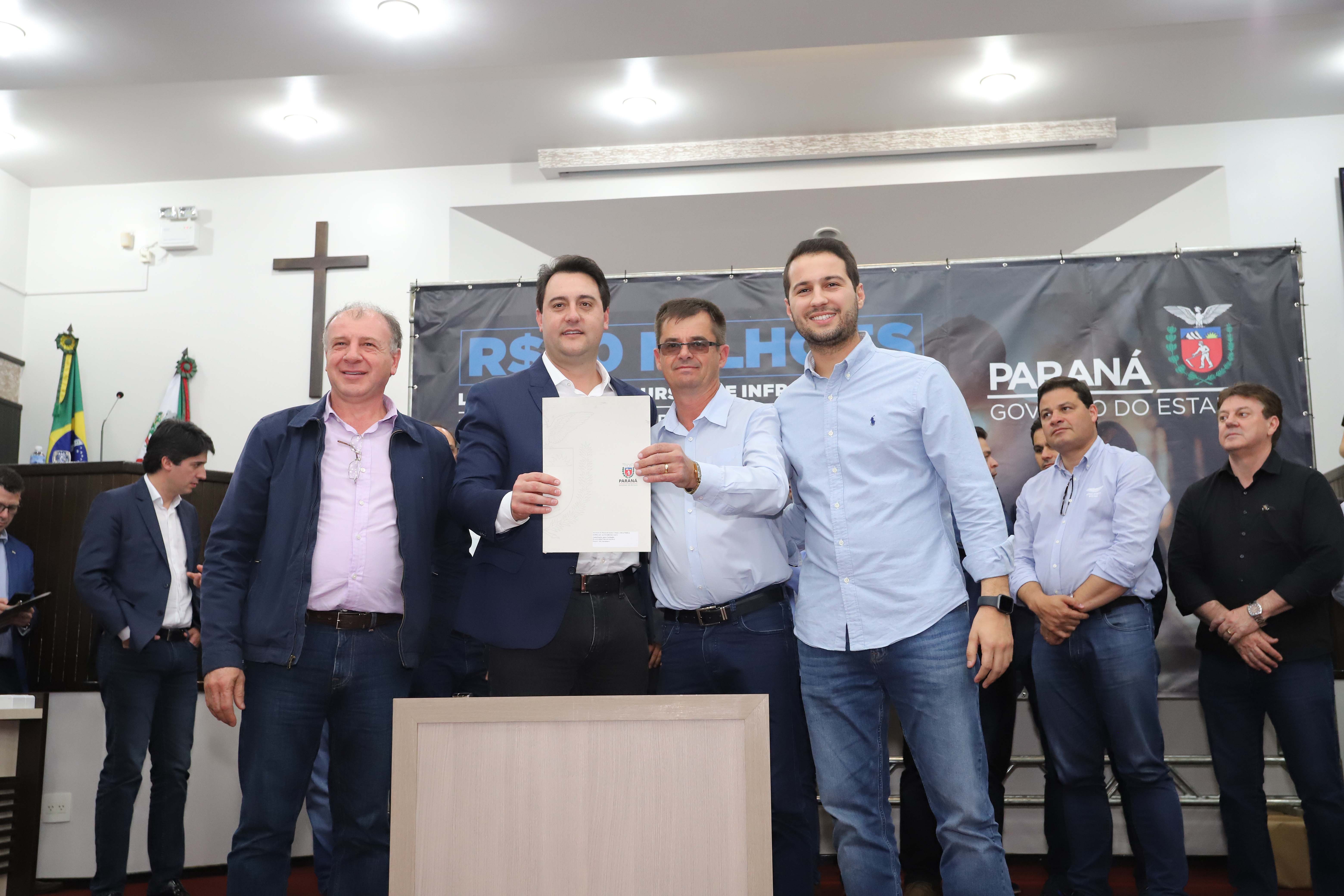 GOVERNADOR LIBERA RECURSOS PARA TOLEDO E REGIÃO. O governador Carlos Massa Ratinho Junior participa nesta sexta-feira (09), em na câmara de Toledo, a liberação de recursos para municípios da região Oeste. Participaram: prefeito de Toledo, Lucio De Marchi; secretário Chefe da Casa Civil, Guto Silva; de Desenvolvimento Urbano, João Carlos Ortega; do Planejamento, Valdemar Jorge e da Infraestrutura e Logística, Sandro Alex; deputados e demais autoridades.Toledo, 09-08-19.Foto: Arnaldo Alves / ANPr.