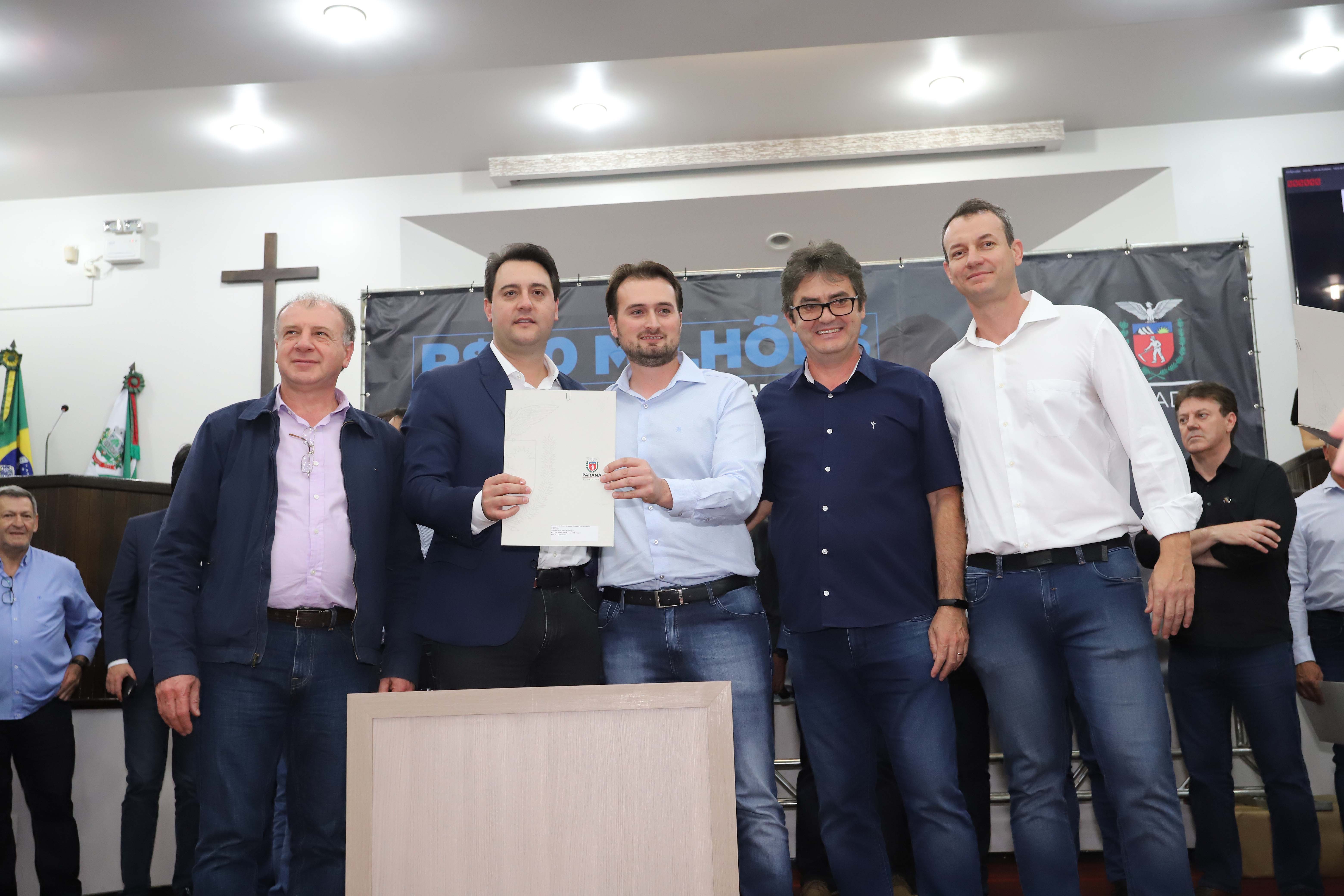 GOVERNADOR LIBERA RECURSOS PARA TOLEDO E REGIÃO. O governador Carlos Massa Ratinho Junior participa nesta sexta-feira (09), em na câmara de Toledo, a liberação de recursos para municípios da região Oeste. Participaram: prefeito de Toledo, Lucio De Marchi; secretário Chefe da Casa Civil, Guto Silva; de Desenvolvimento Urbano, João Carlos Ortega; do Planejamento, Valdemar Jorge e da Infraestrutura e Logística, Sandro Alex; deputados e demais autoridades.Toledo, 09-08-19.Foto: Arnaldo Alves / ANPr.