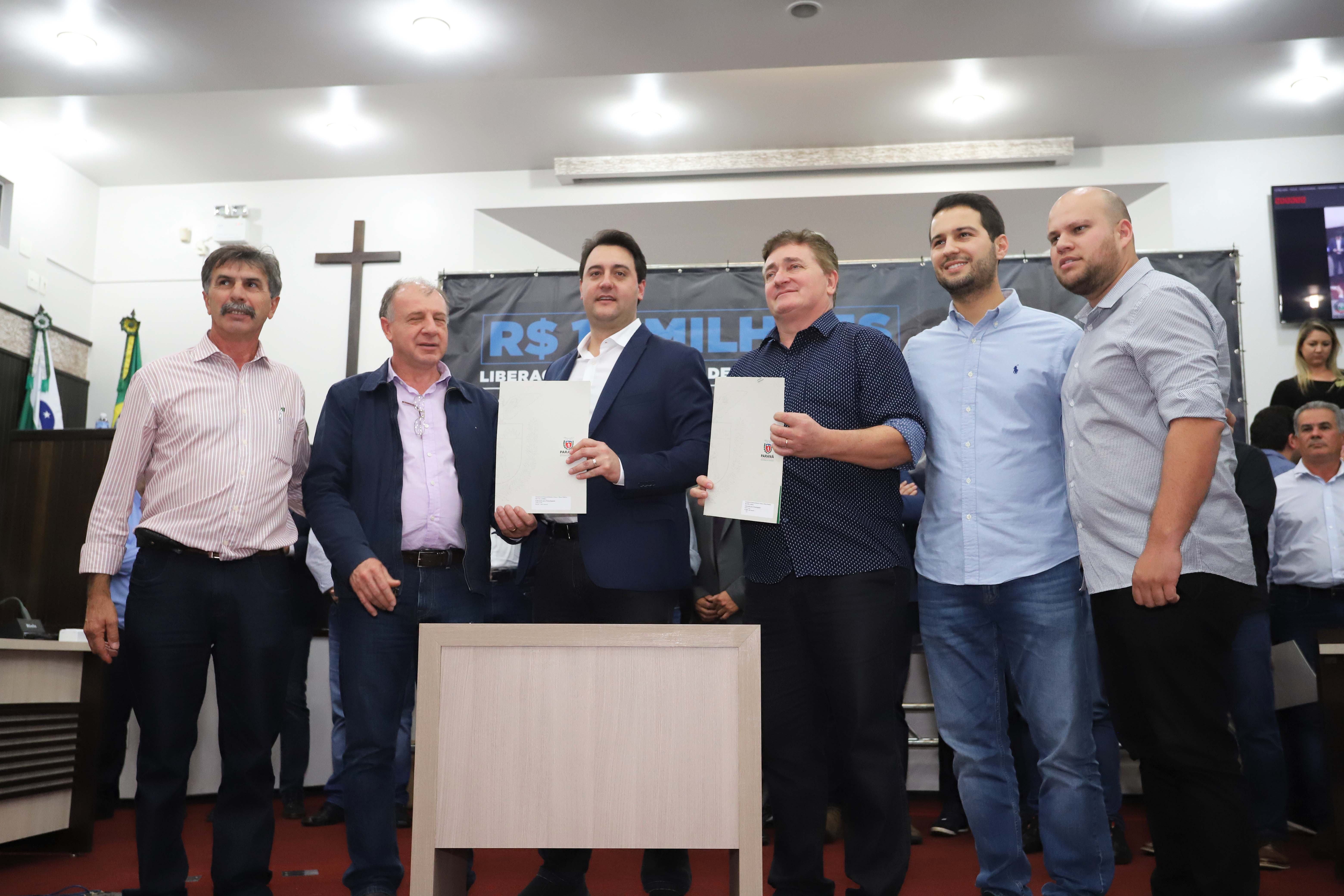 GOVERNADOR LIBERA RECURSOS PARA TOLEDO E REGIÃO. O governador Carlos Massa Ratinho Junior participa nesta sexta-feira (09), em na câmara de Toledo, a liberação de recursos para municípios da região Oeste. Participaram: prefeito de Toledo, Lucio De Marchi; secretário Chefe da Casa Civil, Guto Silva; de Desenvolvimento Urbano, João Carlos Ortega; do Planejamento, Valdemar Jorge e da Infraestrutura e Logística, Sandro Alex; deputados e demais autoridades.Toledo, 09-08-19.Foto: Arnaldo Alves / ANPr.