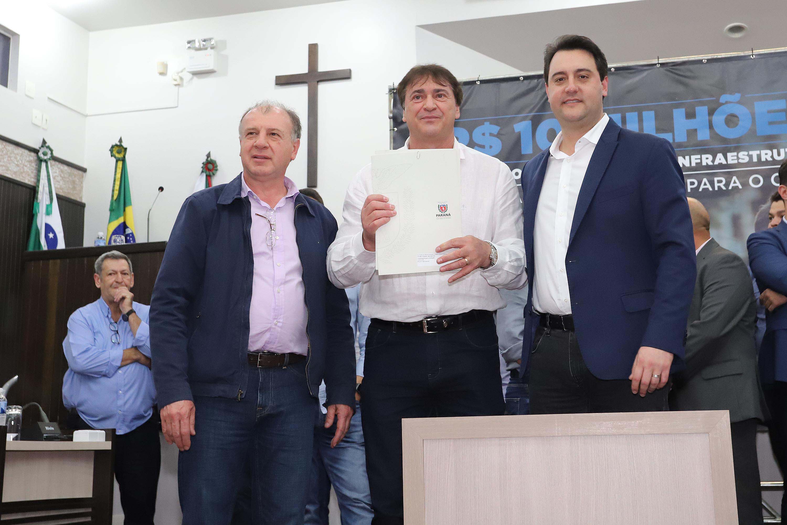 GOVERNADOR LIBERA RECURSOS PARA TOLEDO E REGIÃO. O governador Carlos Massa Ratinho Junior participa nesta sexta-feira (09), em na câmara de Toledo, a liberação de recursos para municípios da região Oeste. Participaram: prefeito de Toledo, Lucio De Marchi; secretário Chefe da Casa Civil, Guto Silva; de Desenvolvimento Urbano, João Carlos Ortega; do Planejamento, Valdemar Jorge e da Infraestrutura e Logística, Sandro Alex; deputados e demais autoridades.Toledo, 09-08-19.Foto: Arnaldo Alves / ANPr.
