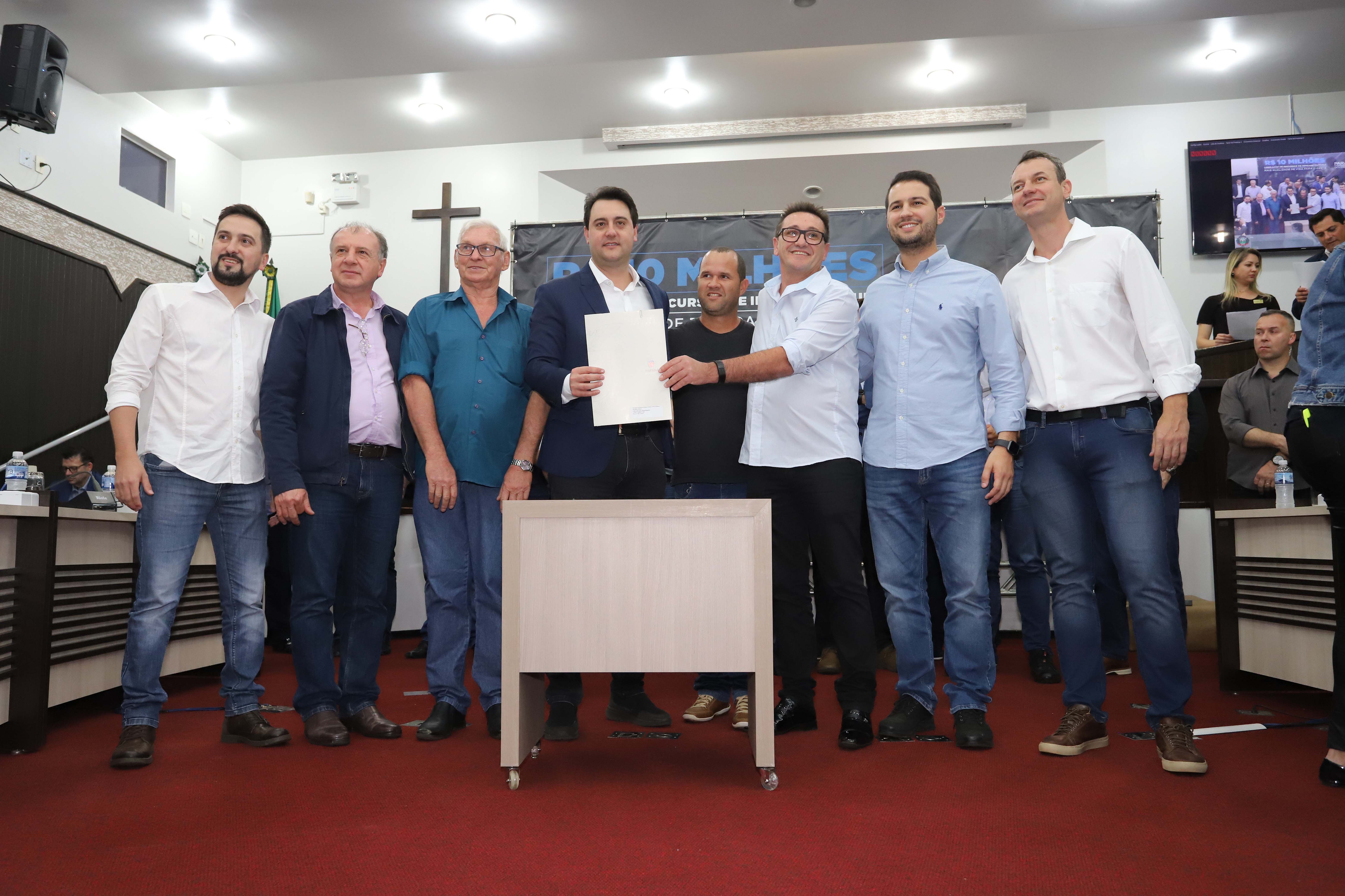 GOVERNADOR LIBERA RECURSOS PARA TOLEDO E REGIÃO. O governador Carlos Massa Ratinho Junior participa nesta sexta-feira (09), em na câmara de Toledo, a liberação de recursos para municípios da região Oeste. Participaram: prefeito de Toledo, Lucio De Marchi; secretário Chefe da Casa Civil, Guto Silva; de Desenvolvimento Urbano, João Carlos Ortega; do Planejamento, Valdemar Jorge e da Infraestrutura e Logística, Sandro Alex; deputados e demais autoridades.Toledo, 09-08-19.Foto: Arnaldo Alves / ANPr.