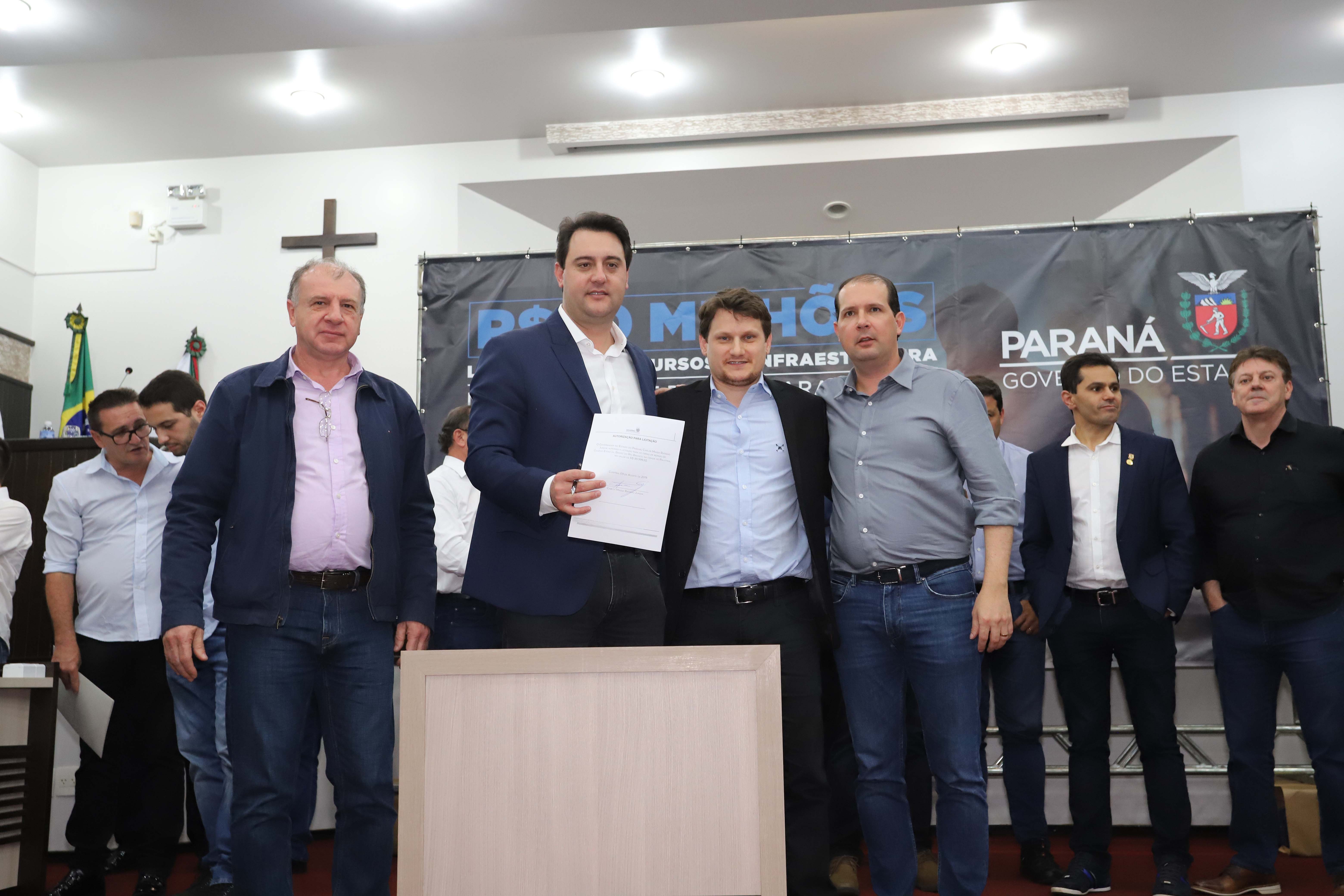 GOVERNADOR LIBERA RECURSOS PARA TOLEDO E REGIÃO. O governador Carlos Massa Ratinho Junior participa nesta sexta-feira (09), em na câmara de Toledo, a liberação de recursos para municípios da região Oeste. Participaram: prefeito de Toledo, Lucio De Marchi; secretário Chefe da Casa Civil, Guto Silva; de Desenvolvimento Urbano, João Carlos Ortega; do Planejamento, Valdemar Jorge e da Infraestrutura e Logística, Sandro Alex; deputados e demais autoridades.Toledo, 09-08-19.Foto: Arnaldo Alves / ANPr.