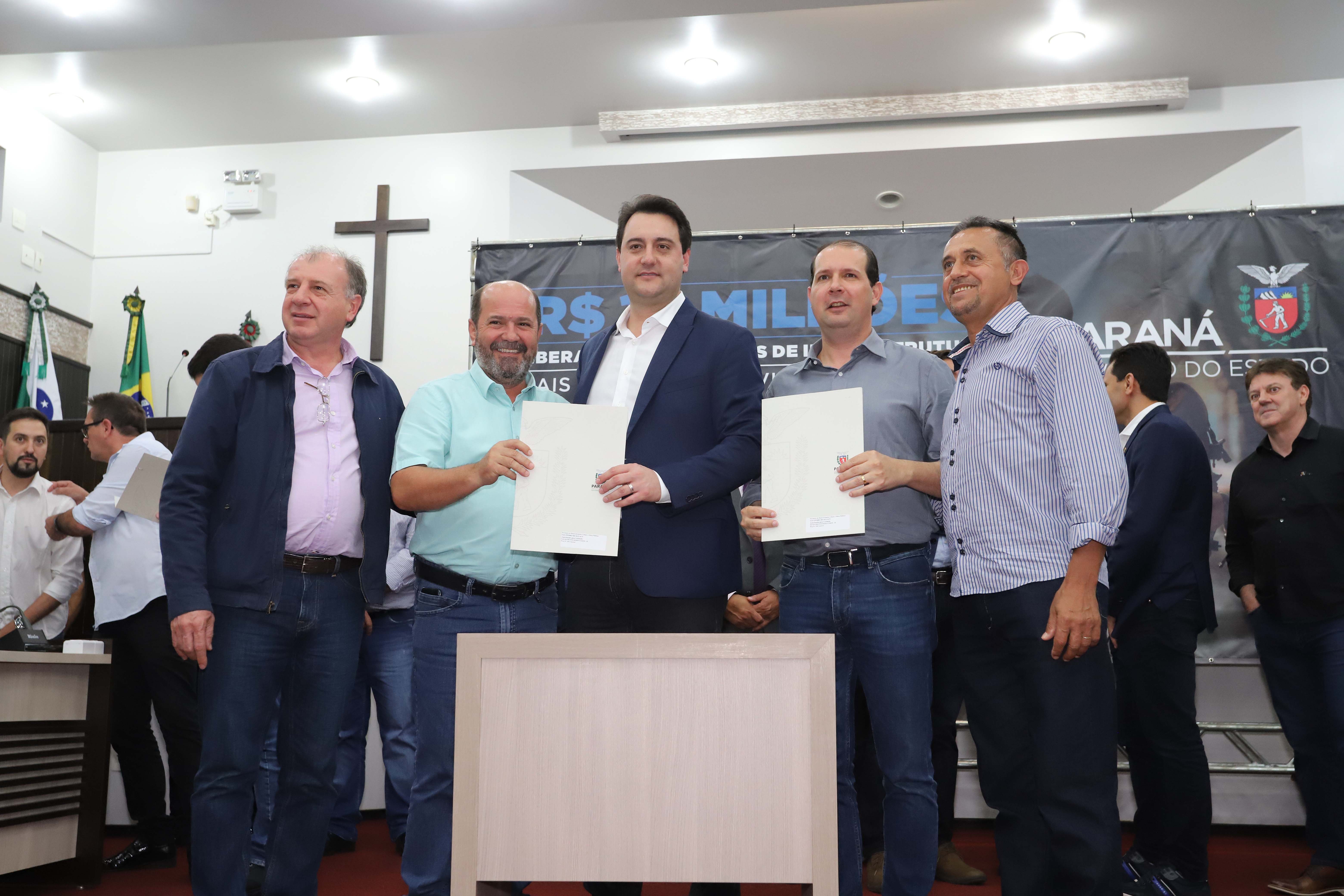 GOVERNADOR LIBERA RECURSOS PARA TOLEDO E REGIÃO. O governador Carlos Massa Ratinho Junior participa nesta sexta-feira (09), em na câmara de Toledo, a liberação de recursos para municípios da região Oeste. Participaram: prefeito de Toledo, Lucio De Marchi; secretário Chefe da Casa Civil, Guto Silva; de Desenvolvimento Urbano, João Carlos Ortega; do Planejamento, Valdemar Jorge e da Infraestrutura e Logística, Sandro Alex; deputados e demais autoridades.Toledo, 09-08-19.Foto: Arnaldo Alves / ANPr.