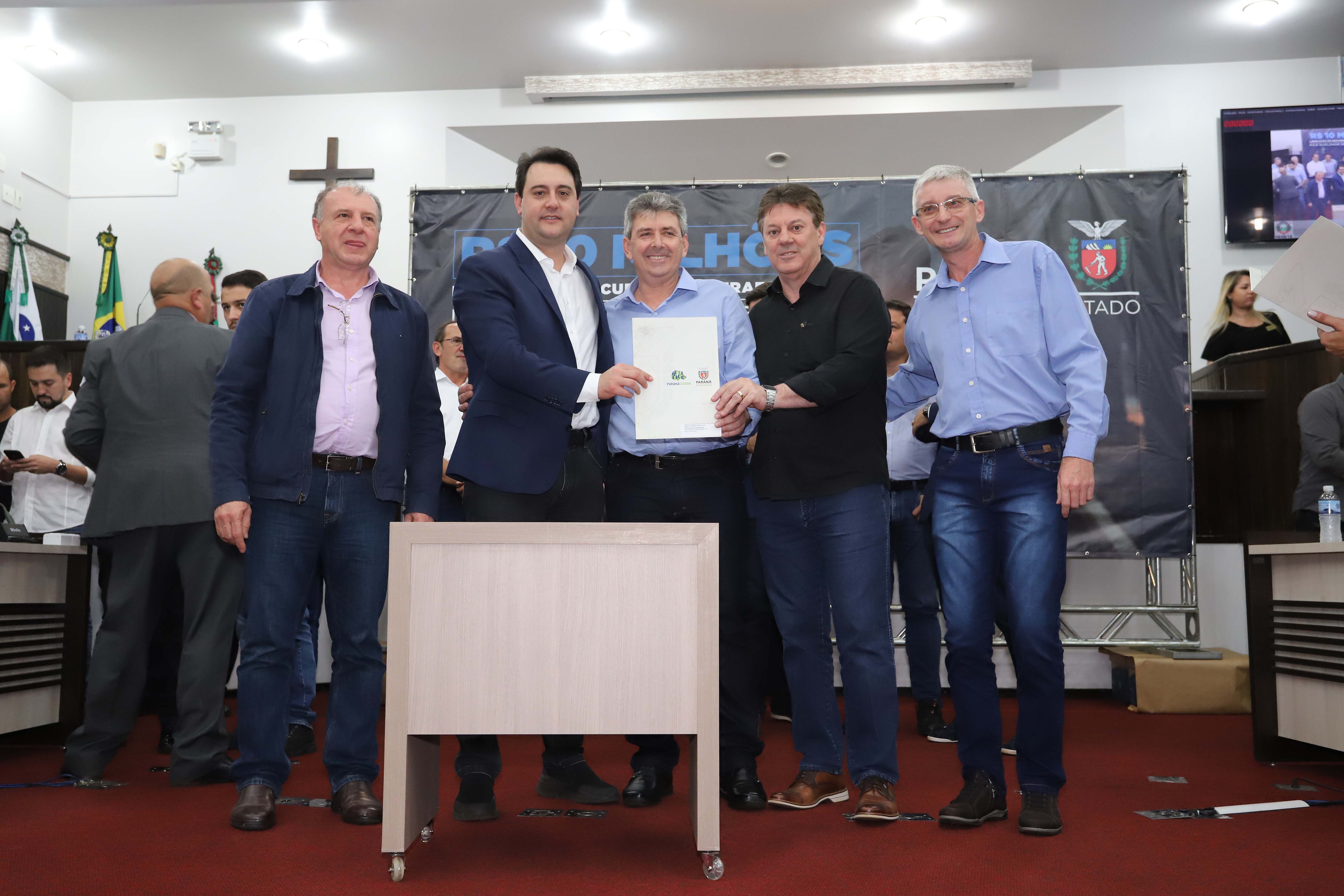 GOVERNADOR LIBERA RECURSOS PARA TOLEDO E REGIÃO. O governador Carlos Massa Ratinho Junior participa nesta sexta-feira (09), em na câmara de Toledo, a liberação de recursos para municípios da região Oeste. Participaram: prefeito de Toledo, Lucio De Marchi; secretário Chefe da Casa Civil, Guto Silva; de Desenvolvimento Urbano, João Carlos Ortega; do Planejamento, Valdemar Jorge e da Infraestrutura e Logística, Sandro Alex; deputados e demais autoridades.Toledo, 09-08-19.Foto: Arnaldo Alves / ANPr.