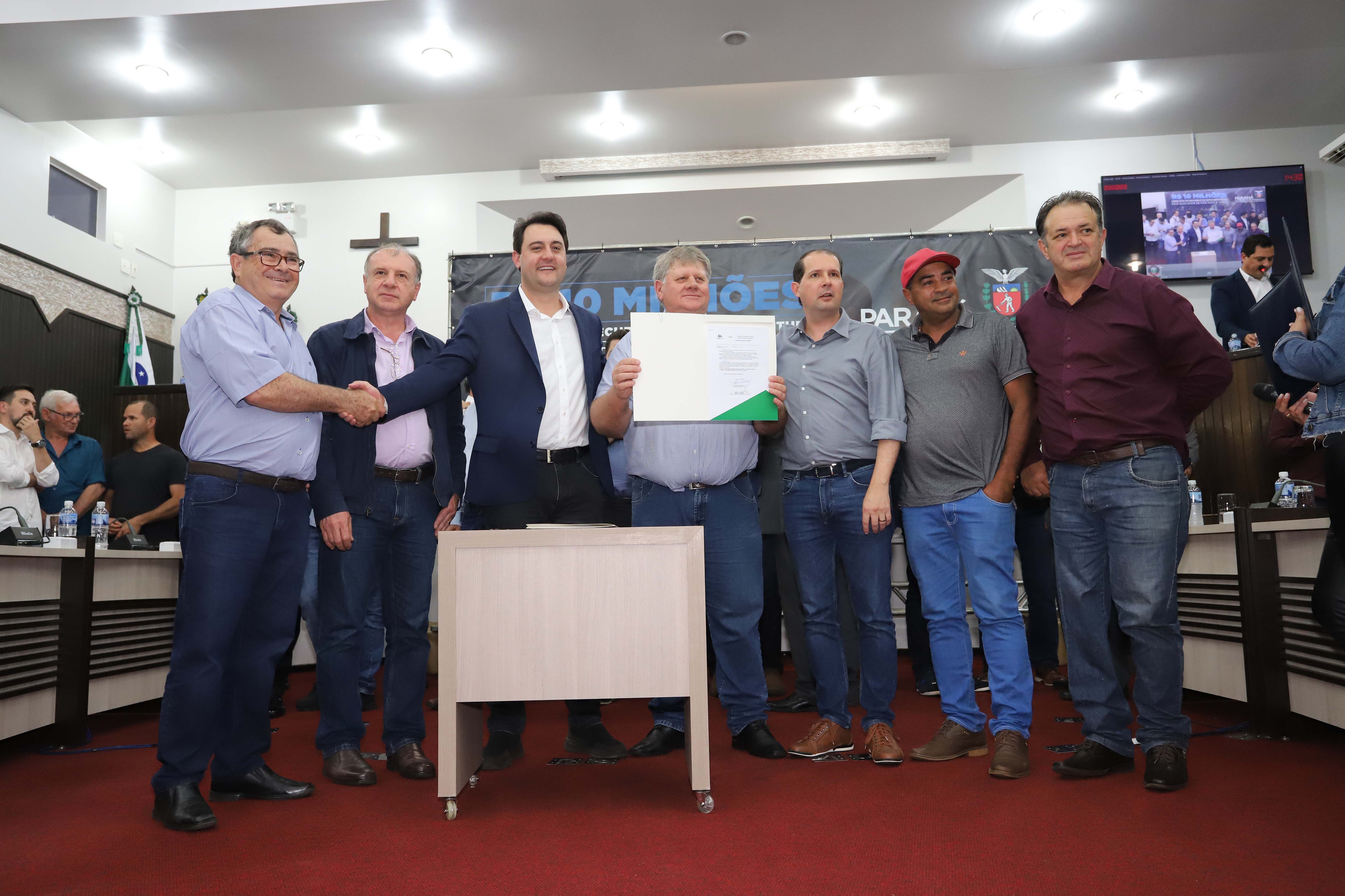 GOVERNADOR LIBERA RECURSOS PARA TOLEDO E REGIÃO. O governador Carlos Massa Ratinho Junior participa nesta sexta-feira (09), em na câmara de Toledo, a liberação de recursos para municípios da região Oeste. Participaram: prefeito de Toledo, Lucio De Marchi; secretário Chefe da Casa Civil, Guto Silva; de Desenvolvimento Urbano, João Carlos Ortega; do Planejamento, Valdemar Jorge e da Infraestrutura e Logística, Sandro Alex; deputados e demais autoridades.Toledo, 09-08-19.Foto: Arnaldo Alves / ANPr.