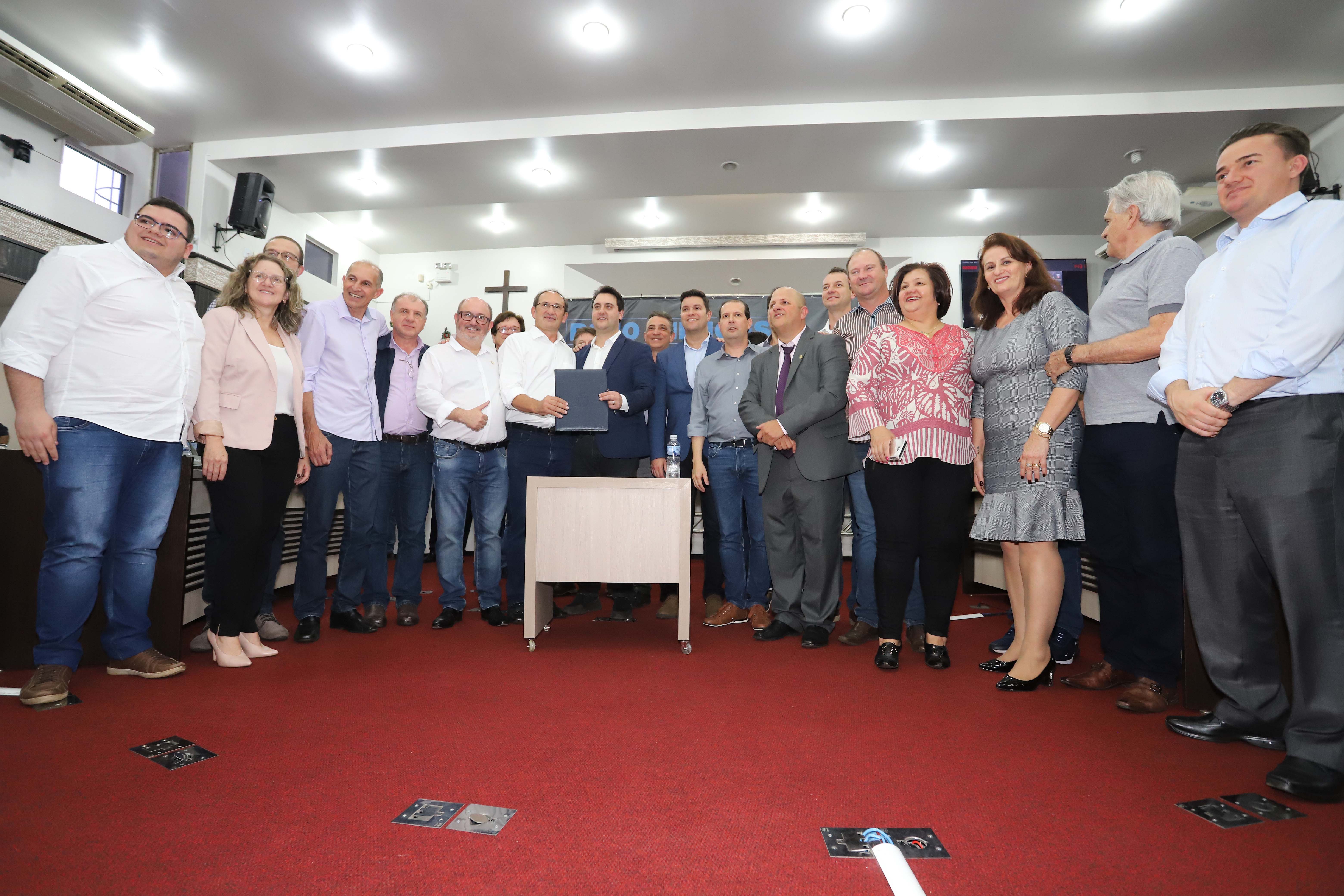GOVERNADOR LIBERA RECURSOS PARA TOLEDO E REGIÃO. O governador Carlos Massa Ratinho Junior participa nesta sexta-feira (09), em na câmara de Toledo, a liberação de recursos para municípios da região Oeste. Participaram: prefeito de Toledo, Lucio De Marchi; secretário Chefe da Casa Civil, Guto Silva; de Desenvolvimento Urbano, João Carlos Ortega; do Planejamento, Valdemar Jorge e da Infraestrutura e Logística, Sandro Alex; deputados e demais autoridades.Toledo, 09-08-19.Foto: Arnaldo Alves / ANPr.