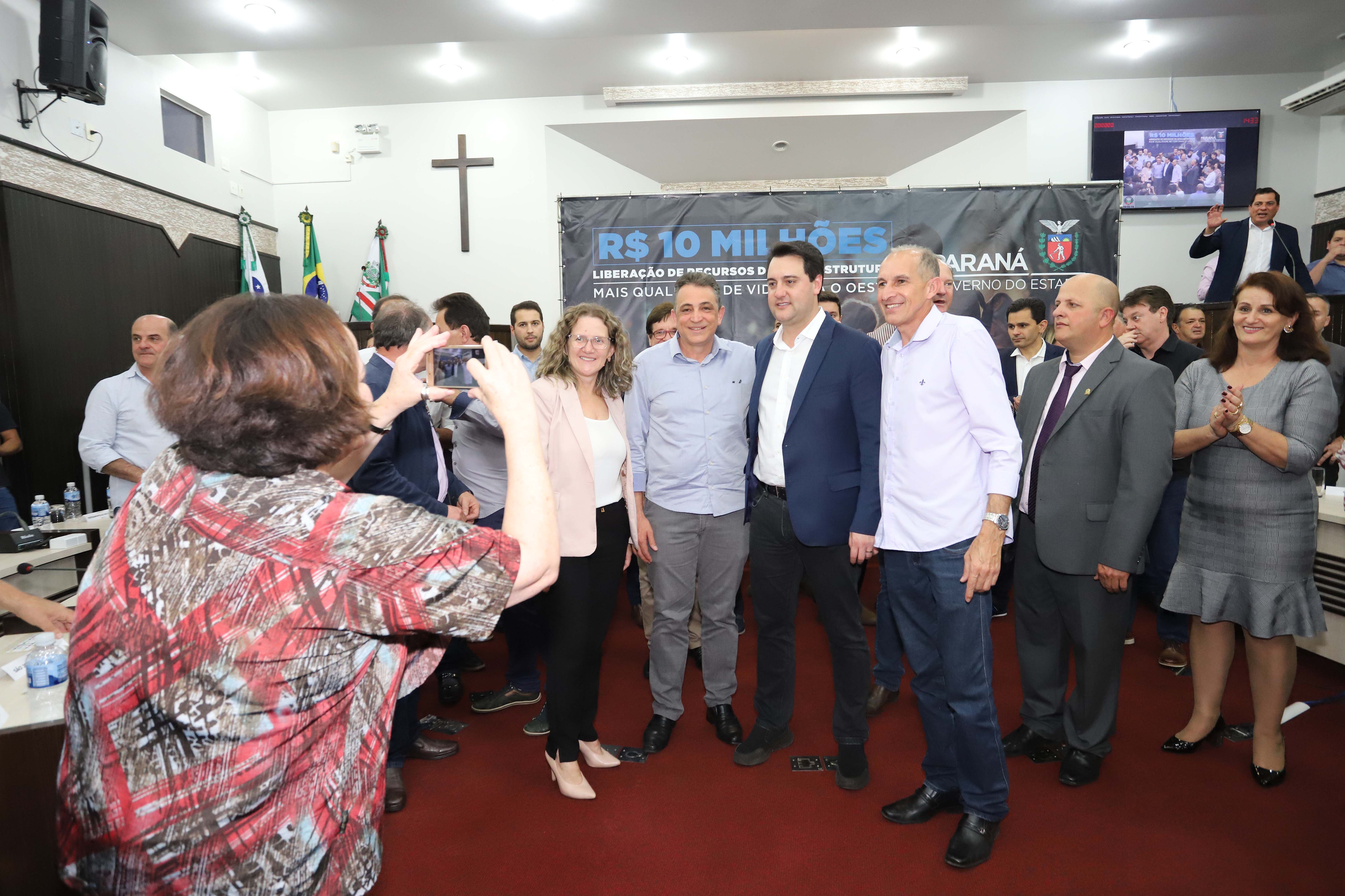 GOVERNADOR LIBERA RECURSOS PARA TOLEDO E REGIÃO. O governador Carlos Massa Ratinho Junior participa nesta sexta-feira (09), em na câmara de Toledo, a liberação de recursos para municípios da região Oeste. Participaram: prefeito de Toledo, Lucio De Marchi; secretário Chefe da Casa Civil, Guto Silva; de Desenvolvimento Urbano, João Carlos Ortega; do Planejamento, Valdemar Jorge e da Infraestrutura e Logística, Sandro Alex; deputados e demais autoridades.Toledo, 09-08-19.Foto: Arnaldo Alves / ANPr.