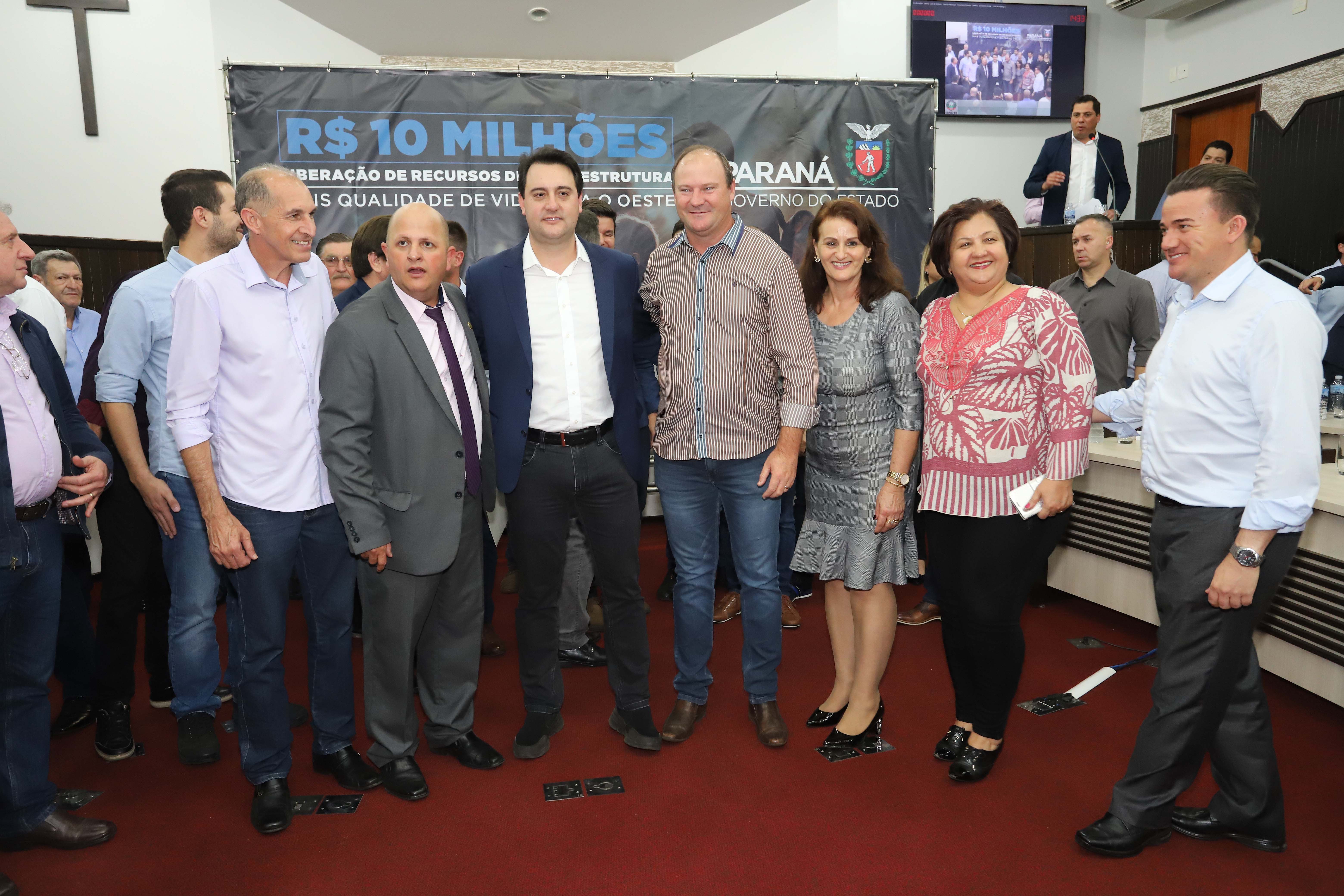 GOVERNADOR LIBERA RECURSOS PARA TOLEDO E REGIÃO. O governador Carlos Massa Ratinho Junior participa nesta sexta-feira (09), em na câmara de Toledo, a liberação de recursos para municípios da região Oeste. Participaram: prefeito de Toledo, Lucio De Marchi; secretário Chefe da Casa Civil, Guto Silva; de Desenvolvimento Urbano, João Carlos Ortega; do Planejamento, Valdemar Jorge e da Infraestrutura e Logística, Sandro Alex; deputados e demais autoridades.Toledo, 09-08-19.Foto: Arnaldo Alves / ANPr.