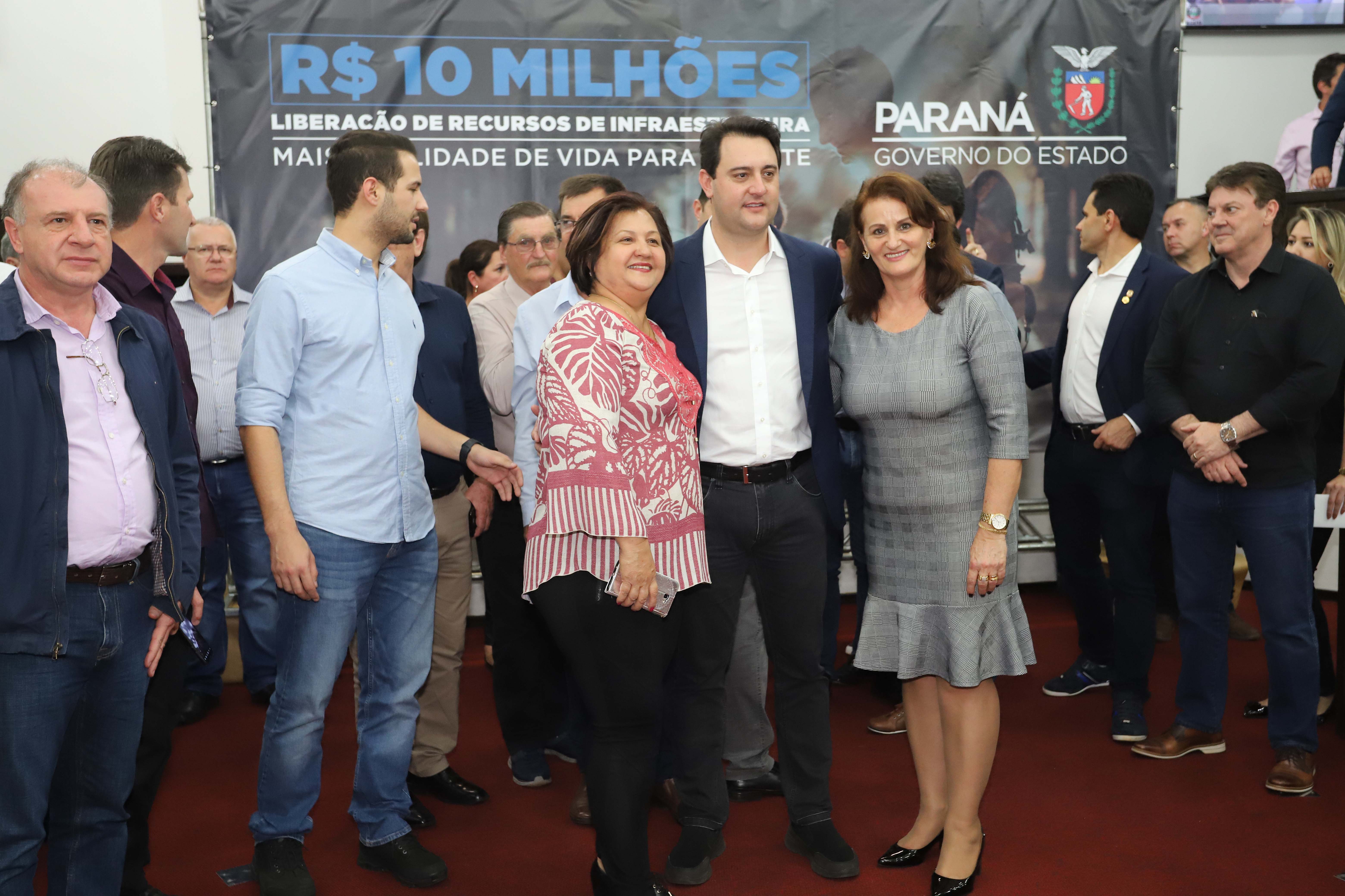GOVERNADOR LIBERA RECURSOS PARA TOLEDO E REGIÃO. O governador Carlos Massa Ratinho Junior participa nesta sexta-feira (09), em na câmara de Toledo, a liberação de recursos para municípios da região Oeste. Participaram: prefeito de Toledo, Lucio De Marchi; secretário Chefe da Casa Civil, Guto Silva; de Desenvolvimento Urbano, João Carlos Ortega; do Planejamento, Valdemar Jorge e da Infraestrutura e Logística, Sandro Alex; deputados e demais autoridades.Toledo, 09-08-19.Foto: Arnaldo Alves / ANPr.