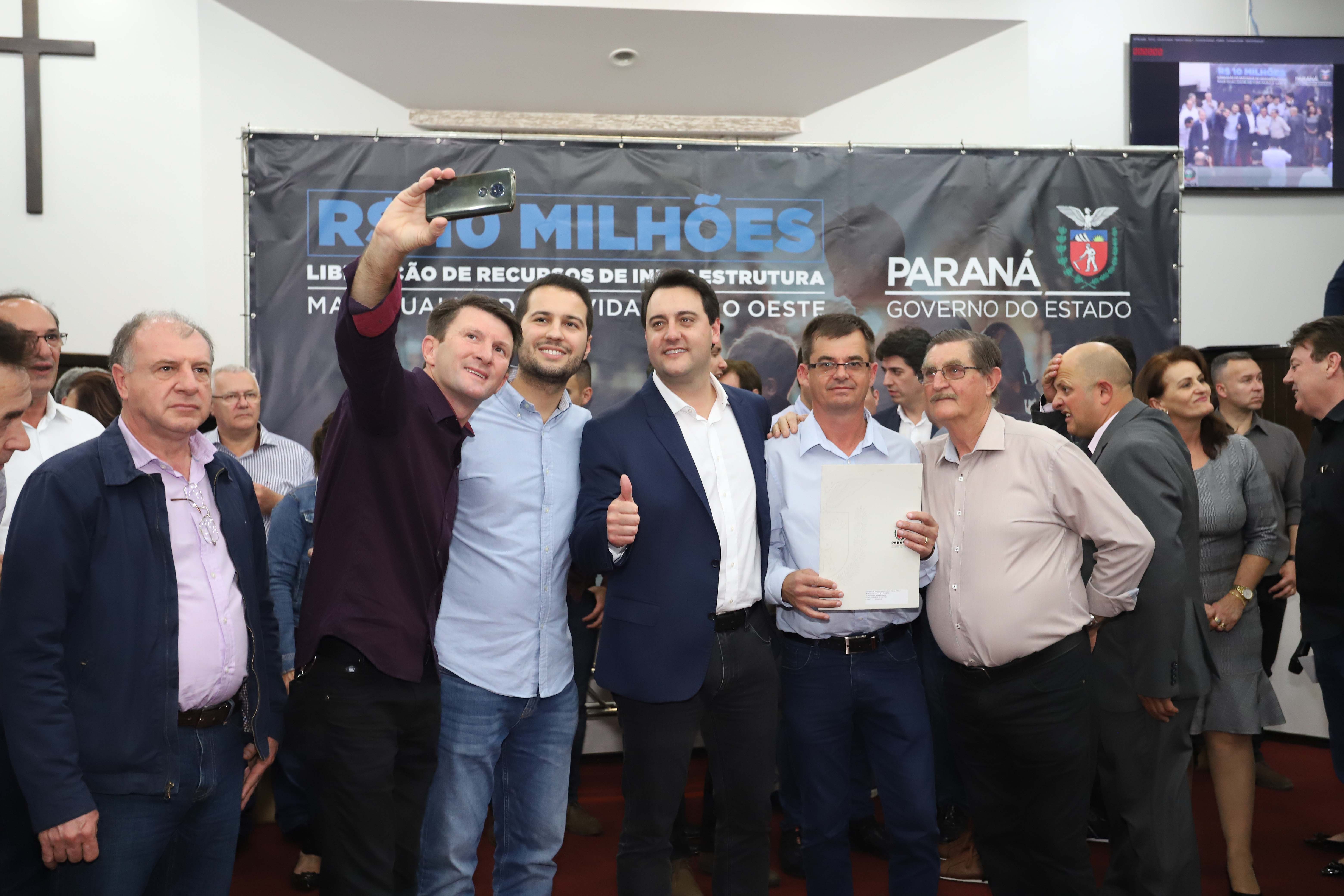 GOVERNADOR LIBERA RECURSOS PARA TOLEDO E REGIÃO. O governador Carlos Massa Ratinho Junior participa nesta sexta-feira (09), em na câmara de Toledo, a liberação de recursos para municípios da região Oeste. Participaram: prefeito de Toledo, Lucio De Marchi; secretário Chefe da Casa Civil, Guto Silva; de Desenvolvimento Urbano, João Carlos Ortega; do Planejamento, Valdemar Jorge e da Infraestrutura e Logística, Sandro Alex; deputados e demais autoridades.Toledo, 09-08-19.Foto: Arnaldo Alves / ANPr.