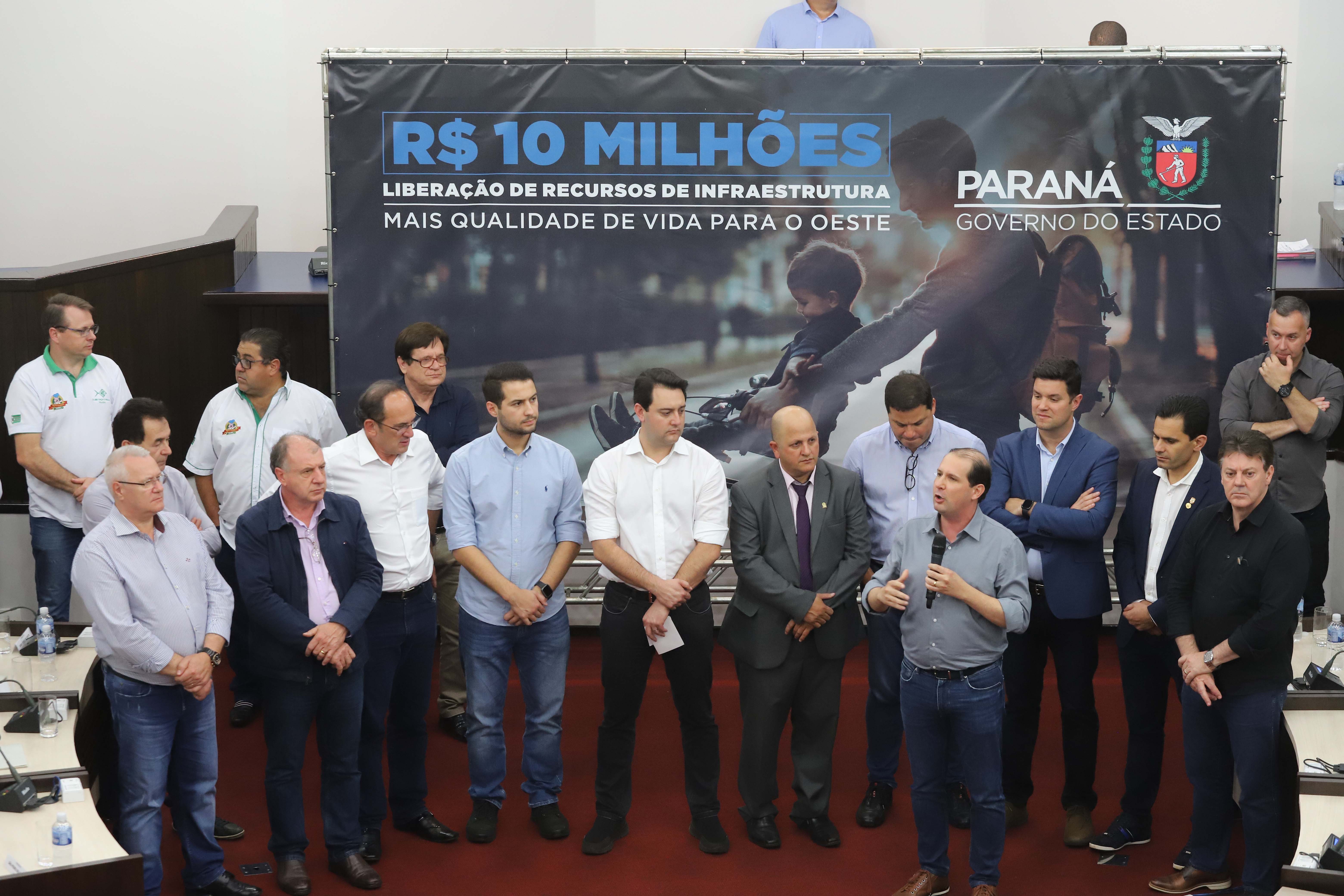GOVERNADOR LIBERA RECURSOS PARA TOLEDO E REGIÃO. O governador Carlos Massa Ratinho Junior participa nesta sexta-feira (09), em na câmara de Toledo, a liberação de recursos para municípios da região Oeste. Participaram: prefeito de Toledo, Lucio De Marchi; secretário Chefe da Casa Civil, Guto Silva; de Desenvolvimento Urbano, João Carlos Ortega; do Planejamento, Valdemar Jorge e da Infraestrutura e Logística, Sandro Alex; deputados e demais autoridades.Toledo, 09-08-19.Foto: Arnaldo Alves / ANPr.