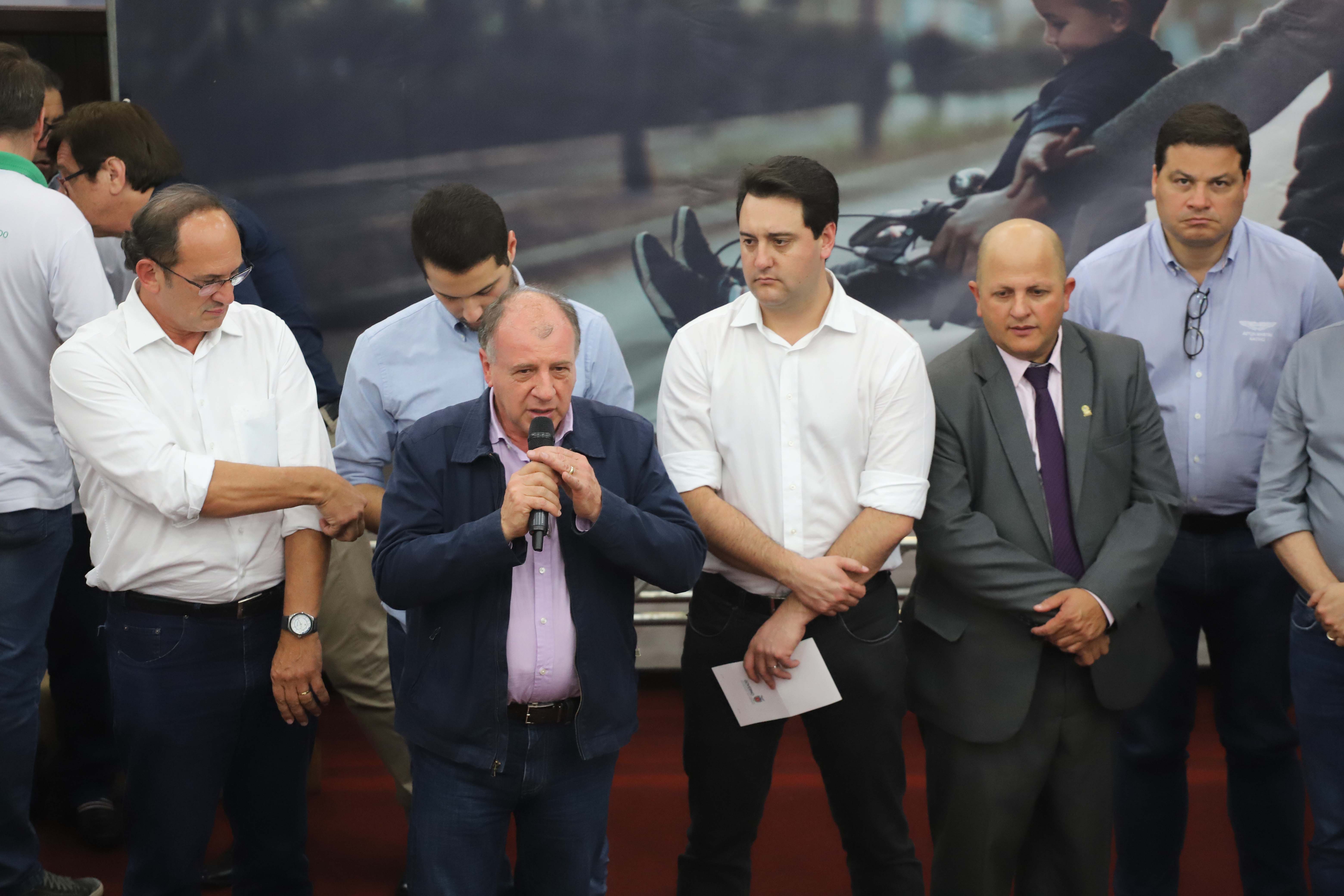 GOVERNADOR LIBERA RECURSOS PARA TOLEDO E REGIÃO. O governador Carlos Massa Ratinho Junior participa nesta sexta-feira (09), em na câmara de Toledo, a liberação de recursos para municípios da região Oeste. Participaram: prefeito de Toledo, Lucio De Marchi; secretário Chefe da Casa Civil, Guto Silva; de Desenvolvimento Urbano, João Carlos Ortega; do Planejamento, Valdemar Jorge e da Infraestrutura e Logística, Sandro Alex; deputados e demais autoridades.Toledo, 09-08-19.Foto: Arnaldo Alves / ANPr.