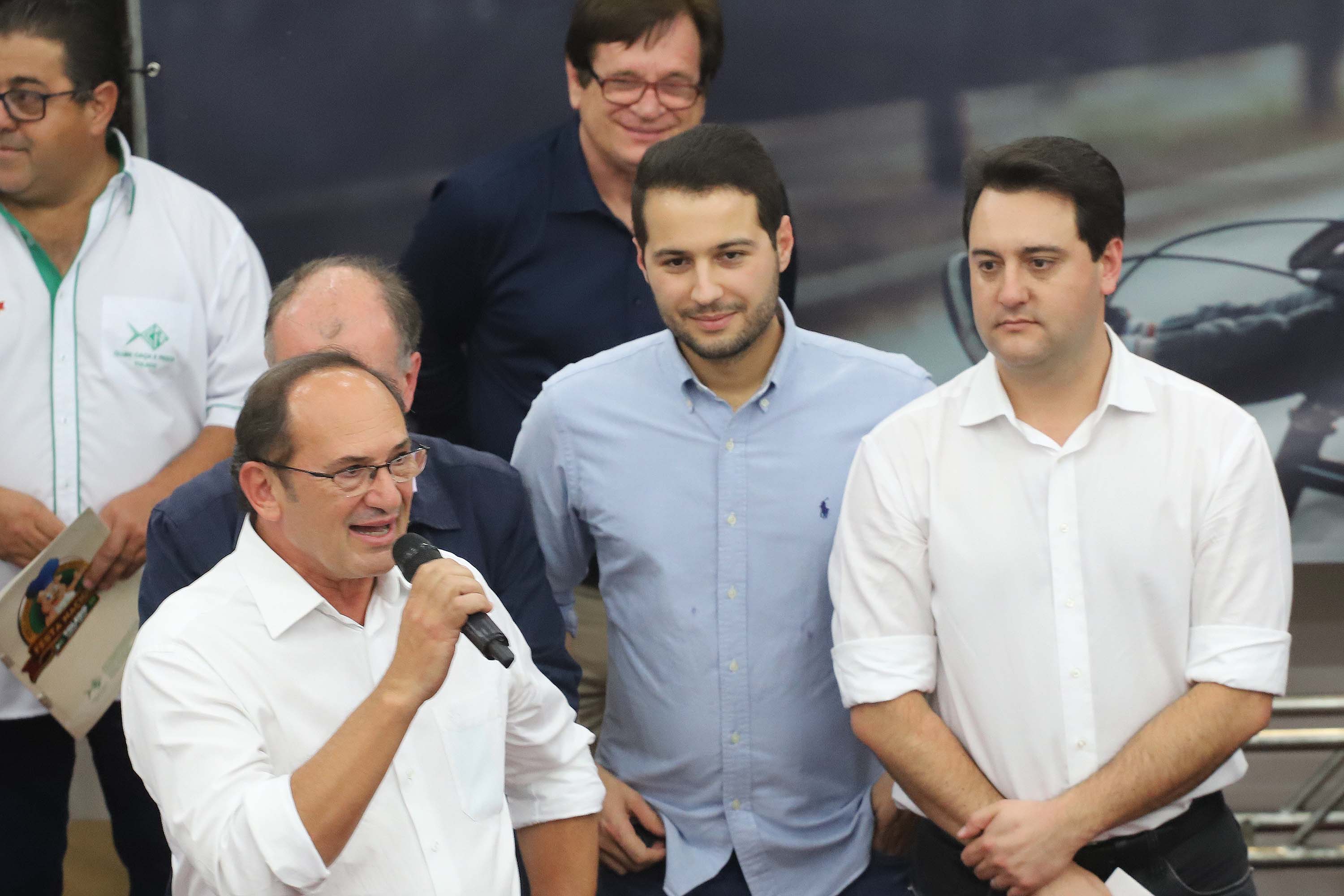 GOVERNADOR LIBERA RECURSOS PARA TOLEDO E REGIÃO. O governador Carlos Massa Ratinho Junior participa nesta sexta-feira (09), em na câmara de Toledo, a liberação de recursos para municípios da região Oeste. Participaram: prefeito de Toledo, Lucio De Marchi; secretário Chefe da Casa Civil, Guto Silva; de Desenvolvimento Urbano, João Carlos Ortega; do Planejamento, Valdemar Jorge e da Infraestrutura e Logística, Sandro Alex; deputados e demais autoridades.Toledo, 09-08-19.Foto: Arnaldo Alves / ANPr.