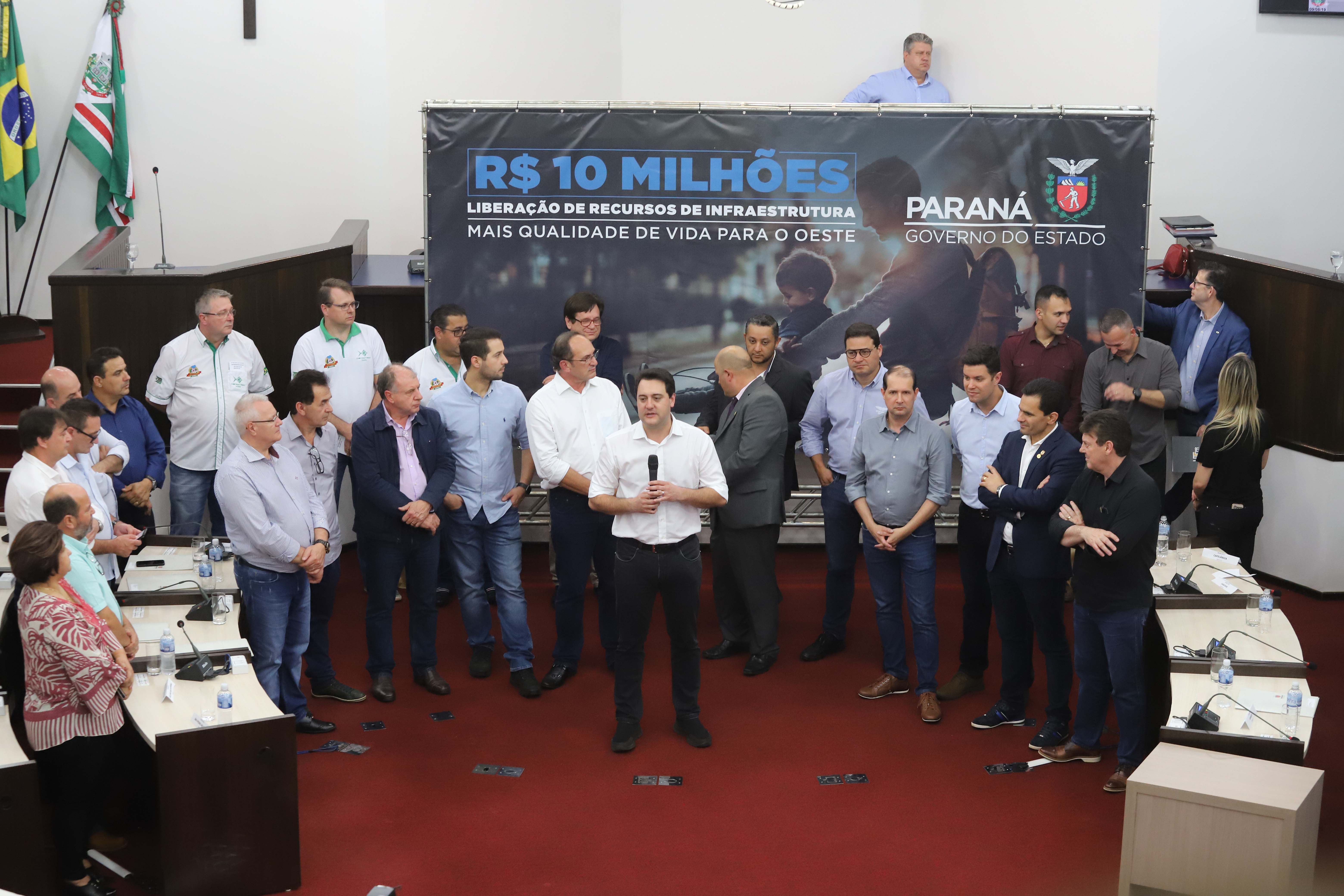GOVERNADOR LIBERA RECURSOS PARA TOLEDO E REGIÃO. O governador Carlos Massa Ratinho Junior participa nesta sexta-feira (09), em na câmara de Toledo, a liberação de recursos para municípios da região Oeste. Participaram: prefeito de Toledo, Lucio De Marchi; secretário Chefe da Casa Civil, Guto Silva; de Desenvolvimento Urbano, João Carlos Ortega; do Planejamento, Valdemar Jorge e da Infraestrutura e Logística, Sandro Alex; deputados e demais autoridades.Toledo, 09-08-19.Foto: Arnaldo Alves / ANPr.